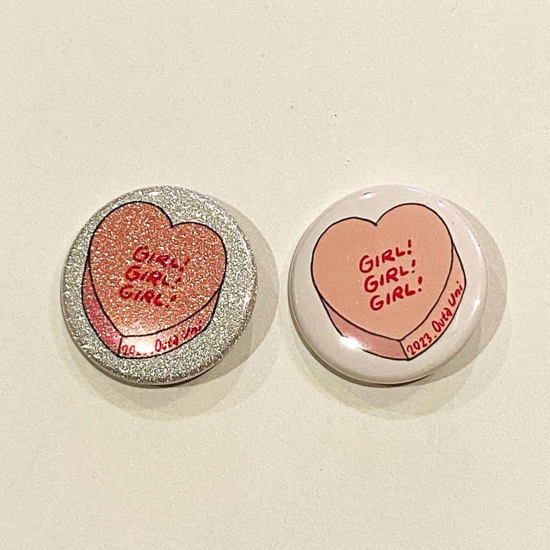 おおたうにのインスタグラム：「見てーーー❣️ かﾝわいーーーい💕💕  10/1からの個展ですが、入場料チケットとしてのオリジナル缶バッジ （このバッジを見せてくだされば、会期中何度でも入場できます！）を @nice_badge さんに作っていただいています。 （ものすごい忙しさの中ほんとにありがとう😭）  カラーバリエーションを様々作ってもらってるので、お気に入りを選んでね😉💕  ✨ーーーーー  おおたうに個展 「GIRL! GIRL! GIRL!」 @galleryledeco   10/2(mon) -5(thu) 12:00〜19:00   6(fri)-7(sat) 12:00〜20:00  8(sun) 12:00〜17:00 （最終日は搬出のため夕方5時までです！） という感じにしようかな？と思っております。  全部新作❣️描き下ろしだらけ❣️ 短冊画、水彩画、アクリル画などなど展示予定です。 友人たちとの私物フリマもあるよ！ ハイブランドの靴など出るかも👠  ＆基本全日程終日在廊予定。 みんな会いに来てね😉  ✨ーーーーーーーーーーーー  #おおたうに展2023 #girlgirlgirl #fashionillustration #缶バッジ #outauni #おおたうに」