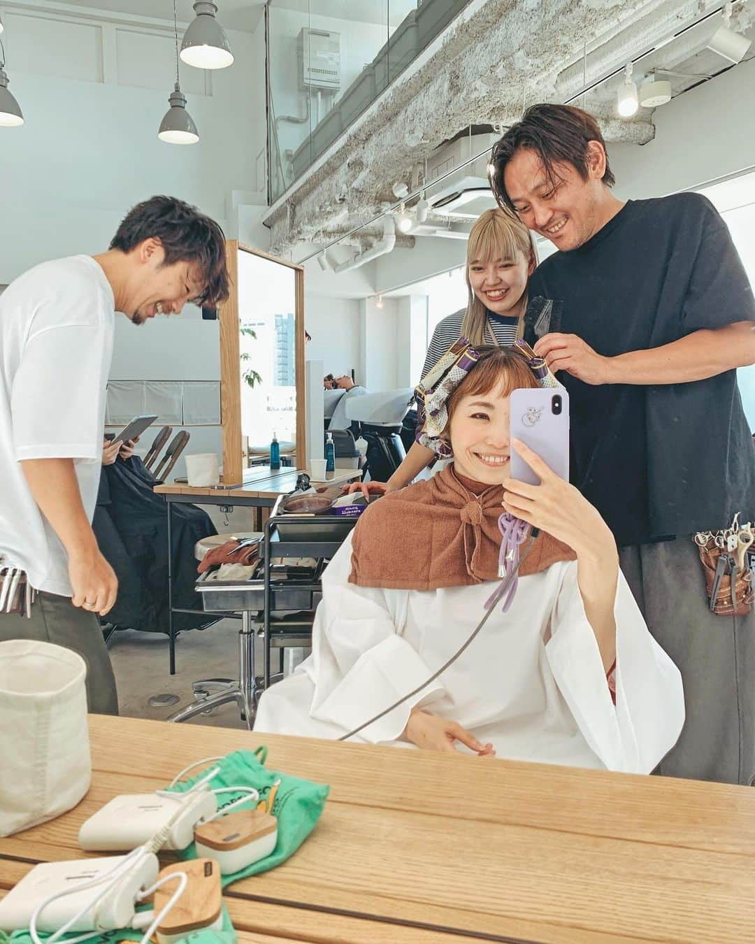 むらたさきさんのインスタグラム写真 - (むらたさきInstagram)「✂︎✂︎ ． new hair🫶 ． カット＆パーマ✖️ インナーカラーでほんのりブルー🫐を入れてもらいました〜😘🎨 ↑ 少し経ったら色味が落ちて ミントグリーンっぽくなって 「ママ、無一郎(鬼滅)みたいでかっこいい😍⚔️」 とサンちゃんに超好評でした✌️🤣🩵 ． (3.5枚目＆YJのページ↓がわかりやすいかな？) ． ✂︎ @waku_yujitsuchiya  ． ． before ▷ after (5枚目) ． ． ． お店での写真いろいろ🤳🥳 ． WAKU4周年㊗️のお祝いエコバッグ🛍️ 可愛い〜♡♡♡ わたしはホワイトにしましたー✌️🐻‍❄️ (7枚目) ． ． ． 合わせやすくて、デザインも🫶で、 夏の間大大大活躍してくれた @orient_millinery の麦わら帽子👒✨ ． 今年はそろそろ被り納めかなぁ🥺？ また来年〜🙌♡ ． ． 冬の帽子も新作あるかな？楽しみだ〜😌🧢 ． ． ． ． ． ． ． ． ． ． ． ． #10歳 #7歳 #4歳 #三兄弟ママ ． #newhair #ボブパーマ」9月23日 17時46分 - muratasaki