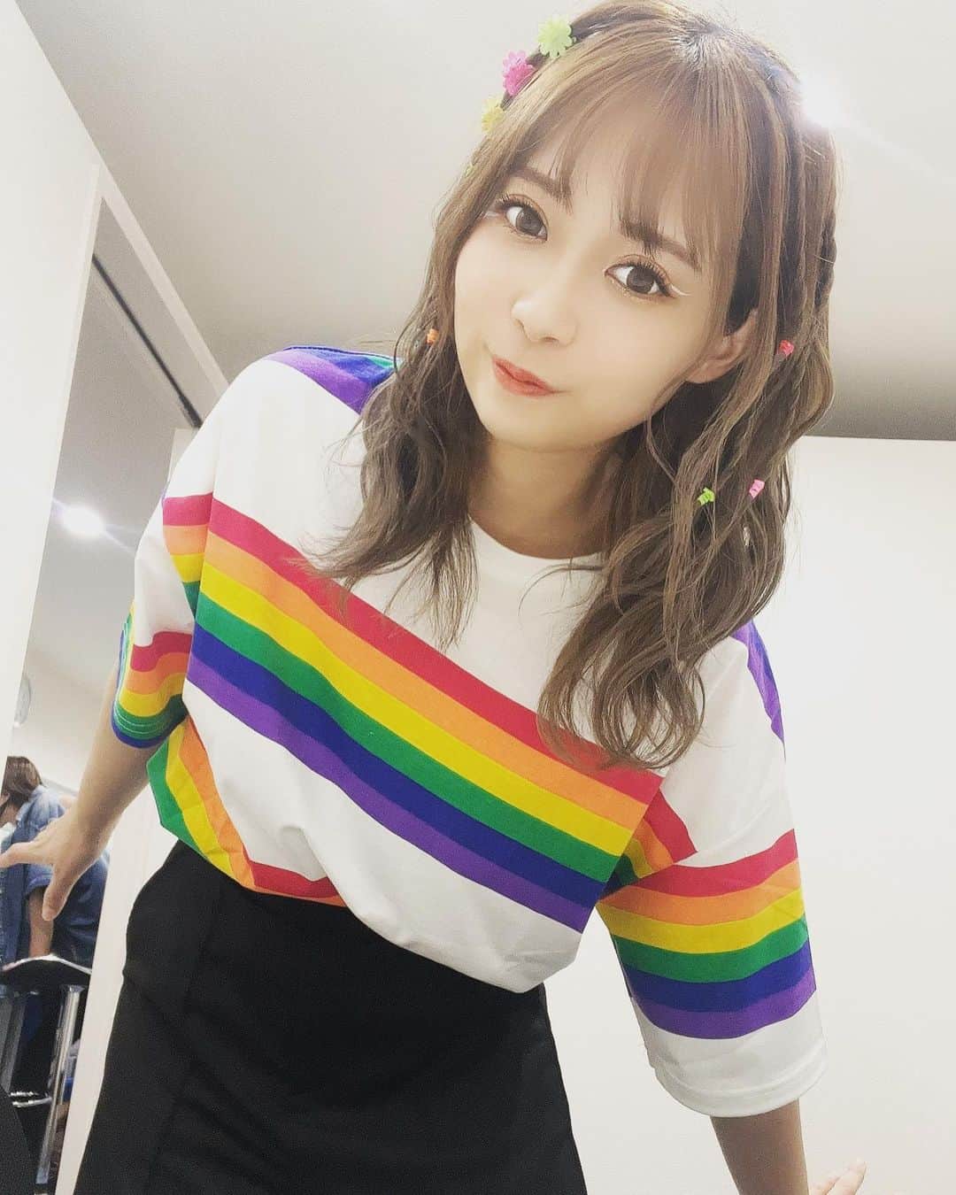 山崎はるかのインスタグラム：「虹色コーデ🌈 Machicoのあそんでつくろのゲストだったので虹色テーマでTシャツ買いました🌈✌️ ・ ハッピーな髪の毛にしてもらったよ〜🌈  #ヘアアレンジ  #ハッピーヘアアレンジ  #あそつく」