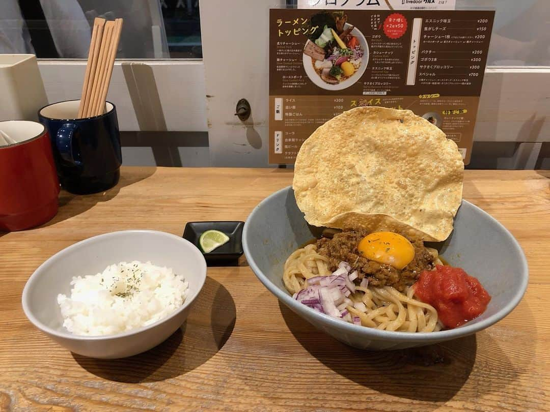 石井脩平さんのインスタグラム写真 - (石井脩平Instagram)「🌕 🌝【月.キーマ.まぜそば】 📍スパイスラーメン点と線 　 「ムーンアートナイト下北沢」のイベント中の期間限定コラボメニュー。 　 　 マジめちゃ美味でした。 ミニライスもサービスしてもろて。 お腹もいっぱいフルムーンですわ。 もうほんま2000円払いたいぐらいでした。 まぁ、ちゃんと700円のおつり受け取りましたけども。 　 　 写真やと分かりにくいですけども 満月をモチーフにしたパパドから少しはみ出しながら それを下で支えてくれてる揚げゴボウ。 　 みんな大好き揚げゴボウ。 揚げゴボウを食べに行ってるみたいな所ありますもんね。 これだけでも2000円払いたいぐらいの気持ち。 まぁ、しっかり700円のおつり受け取りましたけども。 　 　 期間限定メニューやから 期間中にもういっぺん食べたいなぁ。 言うてます。 　 　 　 #スパイスラーメン点と線 @tentosen.shimokita  　 #月キーマまぜそば #TKM #揚げゴボウ 　 #ムーンアートナイト下北沢 #ムーンアートナイト下北沢2023 @moonartnight_shimokitazawa  　 #下北沢 #下北沢グルメ #ボクらの街下北沢」9月23日 17時51分 - presidentchan141