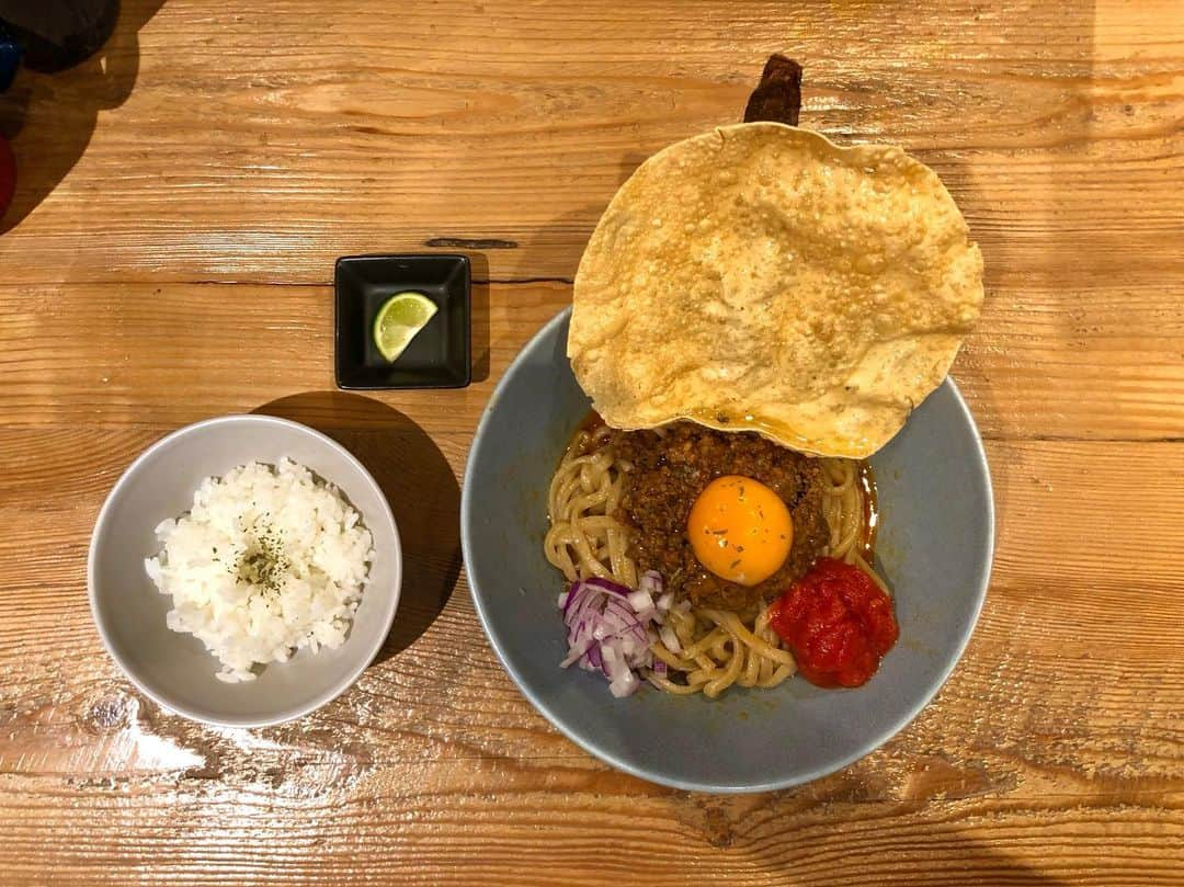 石井脩平のインスタグラム：「🌕 🌝【月.キーマ.まぜそば】 📍スパイスラーメン点と線 　 「ムーンアートナイト下北沢」のイベント中の期間限定コラボメニュー。 　 　 マジめちゃ美味でした。 ミニライスもサービスしてもろて。 お腹もいっぱいフルムーンですわ。 もうほんま2000円払いたいぐらいでした。 まぁ、ちゃんと700円のおつり受け取りましたけども。 　 　 写真やと分かりにくいですけども 満月をモチーフにしたパパドから少しはみ出しながら それを下で支えてくれてる揚げゴボウ。 　 みんな大好き揚げゴボウ。 揚げゴボウを食べに行ってるみたいな所ありますもんね。 これだけでも2000円払いたいぐらいの気持ち。 まぁ、しっかり700円のおつり受け取りましたけども。 　 　 期間限定メニューやから 期間中にもういっぺん食べたいなぁ。 言うてます。 　 　 　 #スパイスラーメン点と線 @tentosen.shimokita  　 #月キーマまぜそば #TKM #揚げゴボウ 　 #ムーンアートナイト下北沢 #ムーンアートナイト下北沢2023 @moonartnight_shimokitazawa  　 #下北沢 #下北沢グルメ #ボクらの街下北沢」