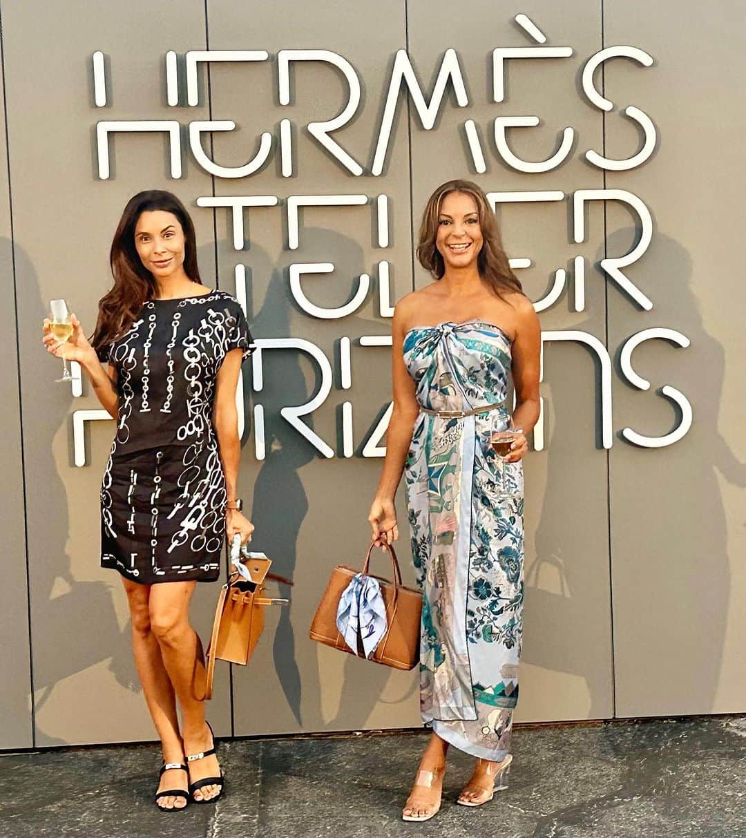 さんのインスタグラム写真 - (Instagram)「Pretty please, with a Birkin on top😜!  #hermès  #sistersnightout」9月24日 4時42分 - evalarue