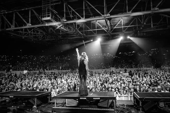 ロブ・ゾンビのインスタグラム：「Good times last night in Concord, CA! #robzombie #freaksonparadetour2023」