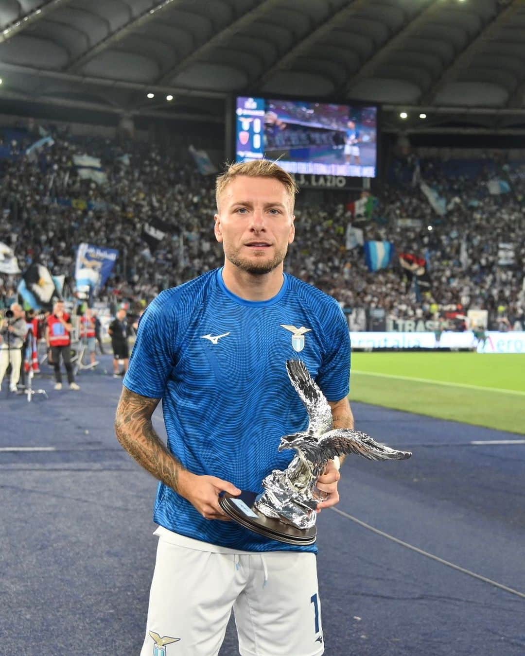 SSラツィオのインスタグラム：「👑 L’omaggio a Ciro Immobile per le 300 partite in biancoceleste   #LazioMonza  #CMonEagles 🦅」