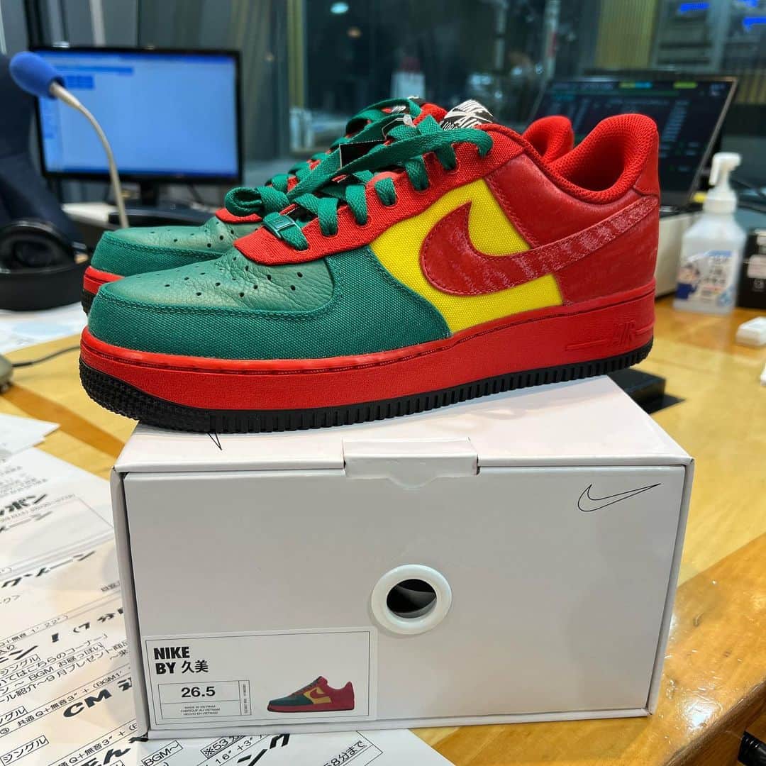 若林正恭 著書「表参道のセレブ犬とカバーニャ要塞の野良犬」のインスタグラム：「#nikeby久美」
