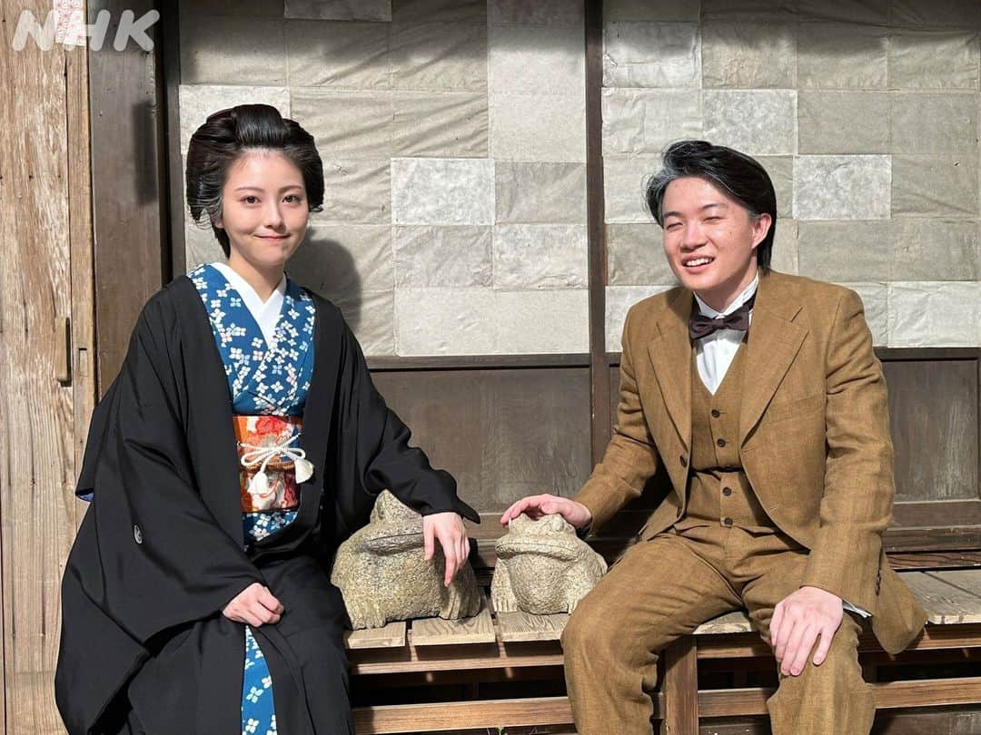 らんまんのインスタグラム：「#らんまん観察日記📸  千歳と虎鉄が結婚した日の、万太郎＆寿恵子の２ショット🌱  ずっと槙野家を見守り続けてきたカエルとともに🐸  #朝ドラらんまん #神木隆之介 #浜辺美波」