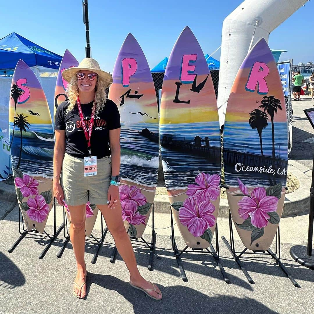 リンゼイ・ジャコベリスのインスタグラム：「Live action down at the #Oceanside Pier 🏄🏼‍♀️ @supergirlpro」