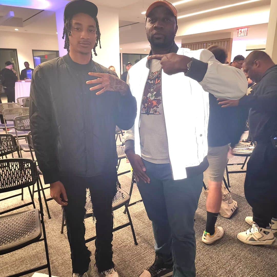 call me Lix the 6-Toyのインスタグラム：「L'Chaim!!! @mainohustlehard Off the Leash ft. Holy in stores! 🍻  Bugzee Lix x HOLY @holy19xx chop it up at last night's @bjealliance Black-Jewish Entertainment Alliance event. Bugzee Lix "MOTA" (Don't Shoot) ft. Snoop Dogg on Spotify. Bugzee Lix x BrysonnTiller "Pull Up" (Gym Girl) on Apple Music Manifest Destiny album in stores now. Get ready for my 9 Lives: The Urban My of Bugzee Lix documentary. Coming soon. Thank you @recordingacademy for inviting me to this informative hiphop event. Hope there are Many more here in the Big 🍎  #yomkippur #jewish #Griselda #dusse #weworking @griseldarecords @weworking #explorepage @eone @entertainmentonedist」