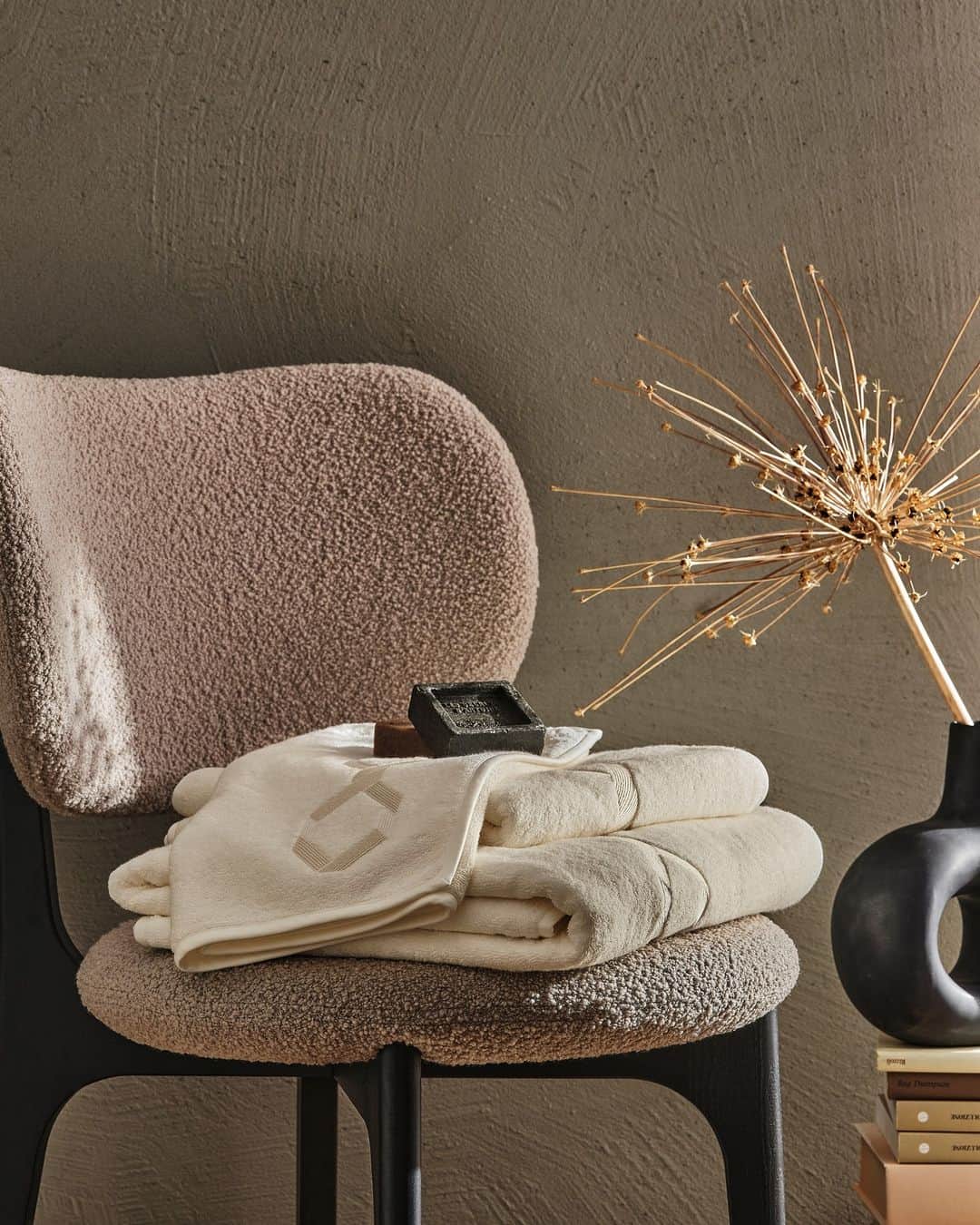 フレッテのインスタグラム：「Where meticulous craftsmanship meets artistic vision, the Continuity Embroidered bath linens collection bestows home spas with an aura of modern sophistication.⁠ ⁠ #Frette #MomentsOfDreaming」