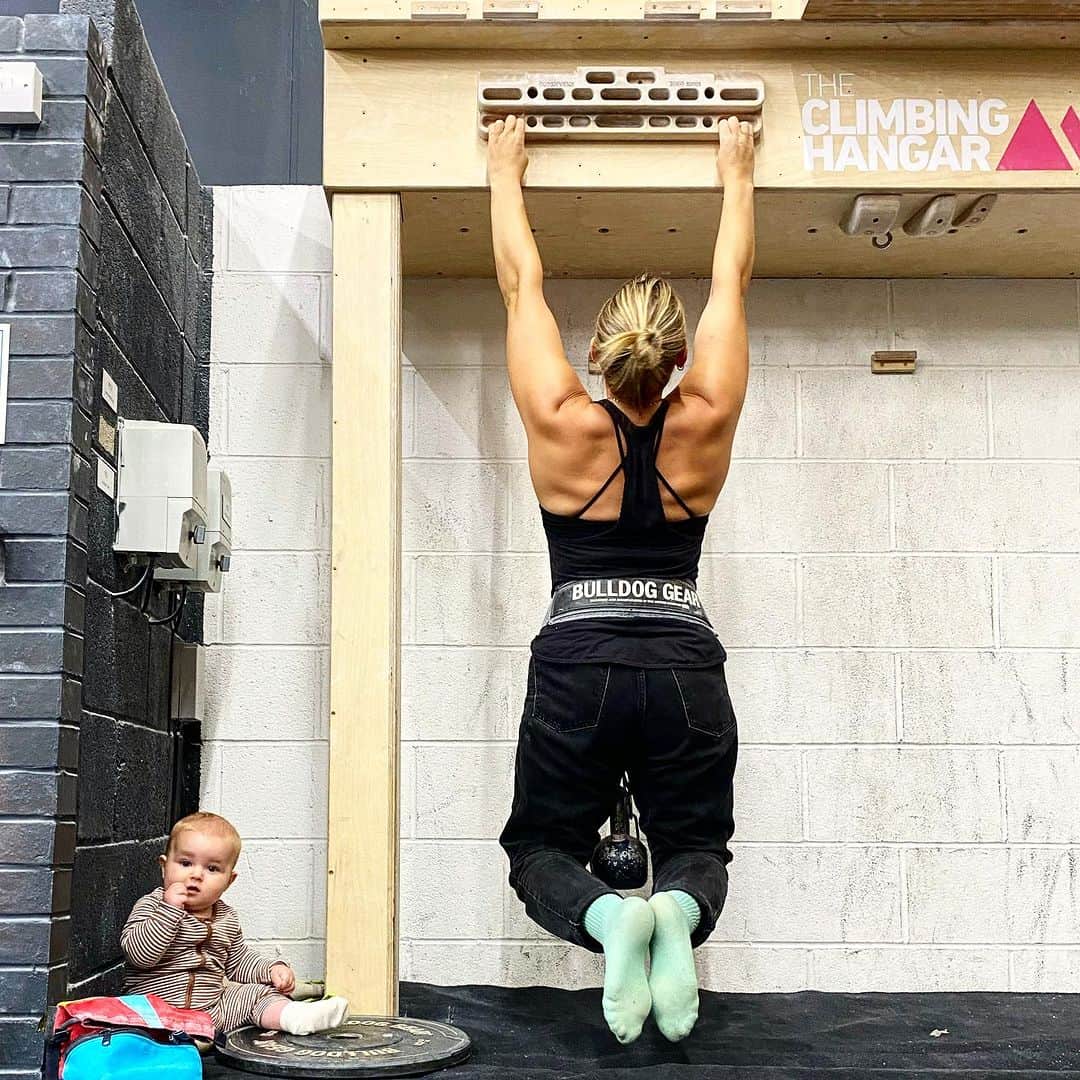 リア・クレインのインスタグラム：「I thought I’d have a dangle and see where my fingers were at. When I’ve fingerboarded in the past I stay off this edge as my fingers are so flexible, it hurt my first joint to add heavy weight. But I’m in no danger off adding any heavy weights right now 😂  My finding was that 8kg was more than enough for this session. I’m heavier post baby as I expected so I wasn’t expecting to add even this much tbh, but my fingers are feeling good even if not very strong 🙌🏻 Koa couldn’t care less about my progress though, he just wants his next toy to play with 💕🧸」