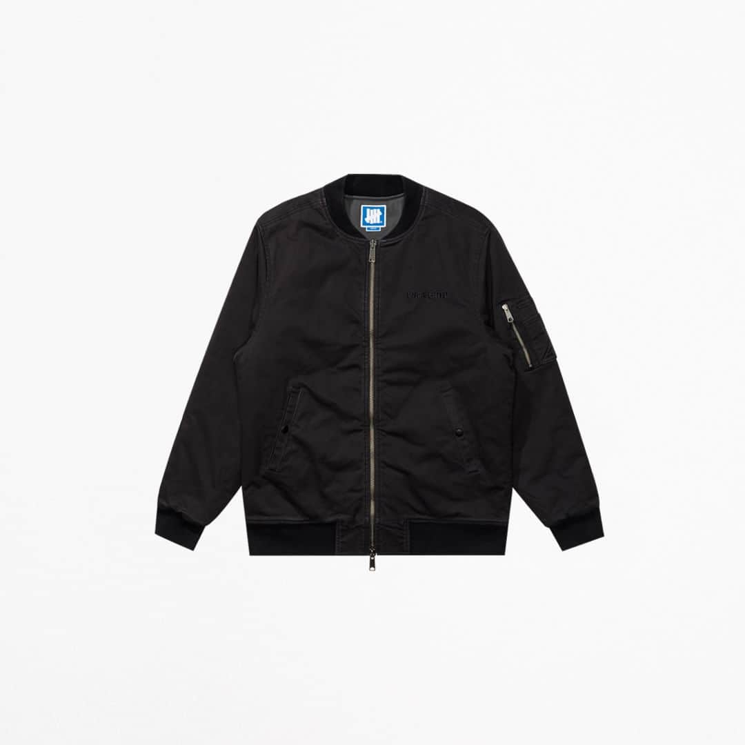 UNDFTDのインスタグラム：「A detailed look into UNDEFEATED FALL 23 - Drop 4  Drop 4 begins with the UNDEFEATED Twill MA-1 Jacket, available in Black. The MA-1 Jacket is crafted from cotton twill and elastane with an enzyme wash, featuring a filled lightweight twill lining, interior pocket, embroidered UNDEFEATED wordmark on the left chest and a rib collar, cuff and waistband.   Available now, exclusively at all UNDEFEATED Chapter Stores and Undefeated.com」