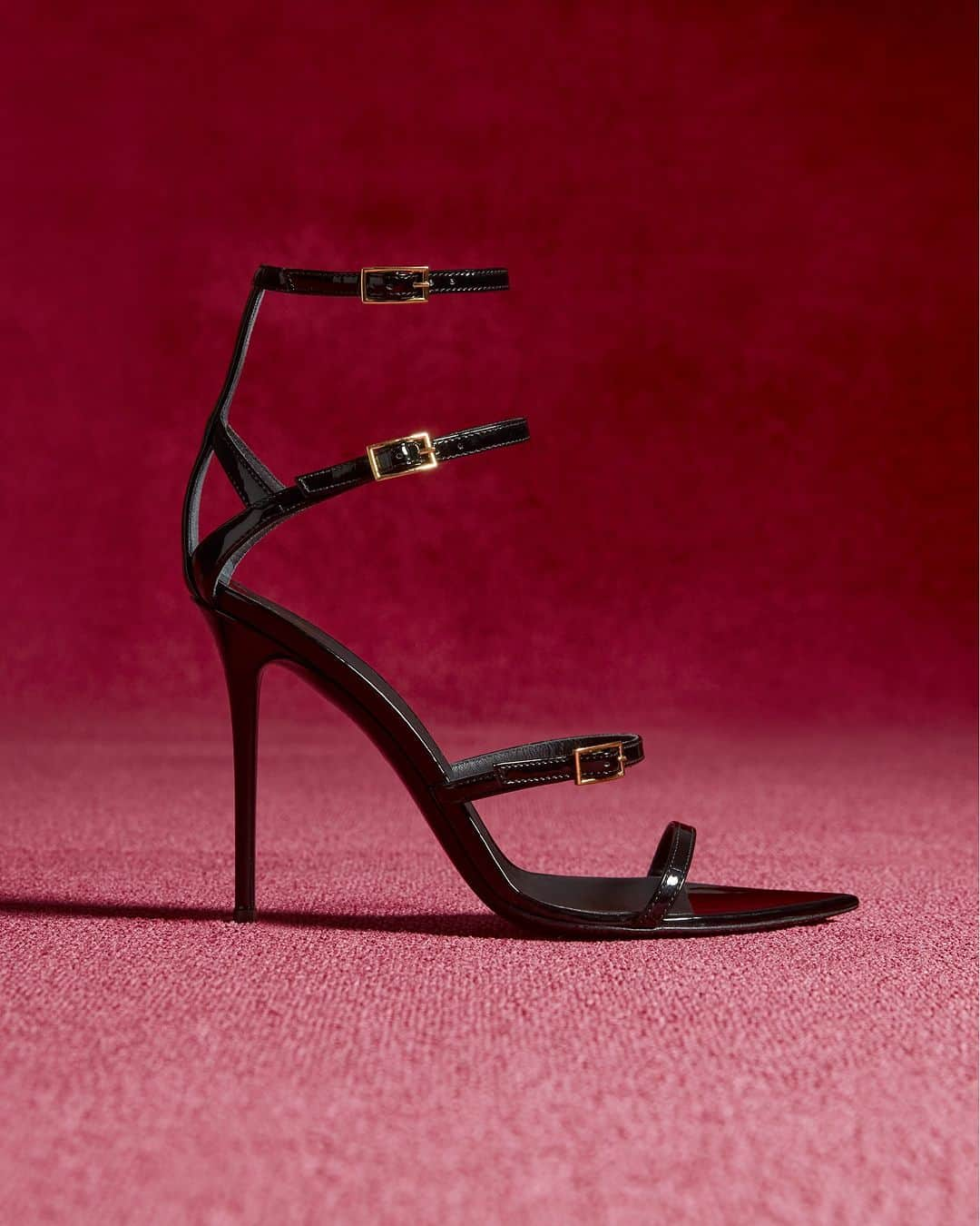 Giuseppe Zanotti Designさんのインスタグラム写真 - (Giuseppe Zanotti DesignInstagram)「An intriguing new proposition. Our iconic Intriigo silhouette is reimagined with precision straps in the new #GZSS24 collection. Called the INTRIIGO ABELY, her distinct profile and chic design make her impressively able to conquer just about anything. #GiuseppeZanotti #MFW」9月24日 4時00分 - giuseppezanotti