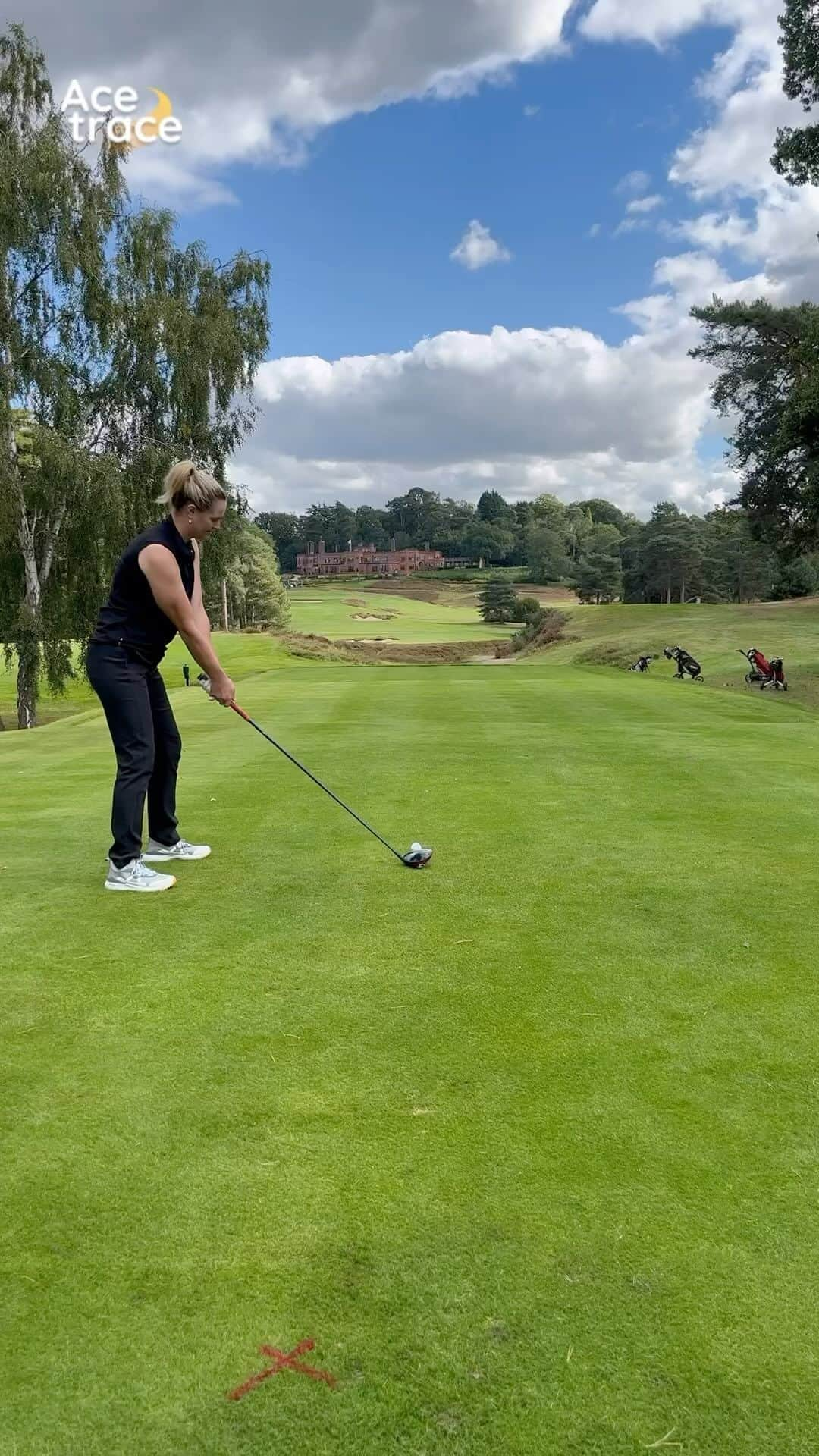 カーリー・ブースのインスタグラム：「Great day at @stgeorgeshillgc ⛳️ 🚀 @taylormadegolf @colehaan.uk @calvinklein   #golf #golfswing #golfgirls #golflife #golfing #golflover #golfbabes #golfcourse #surrey」