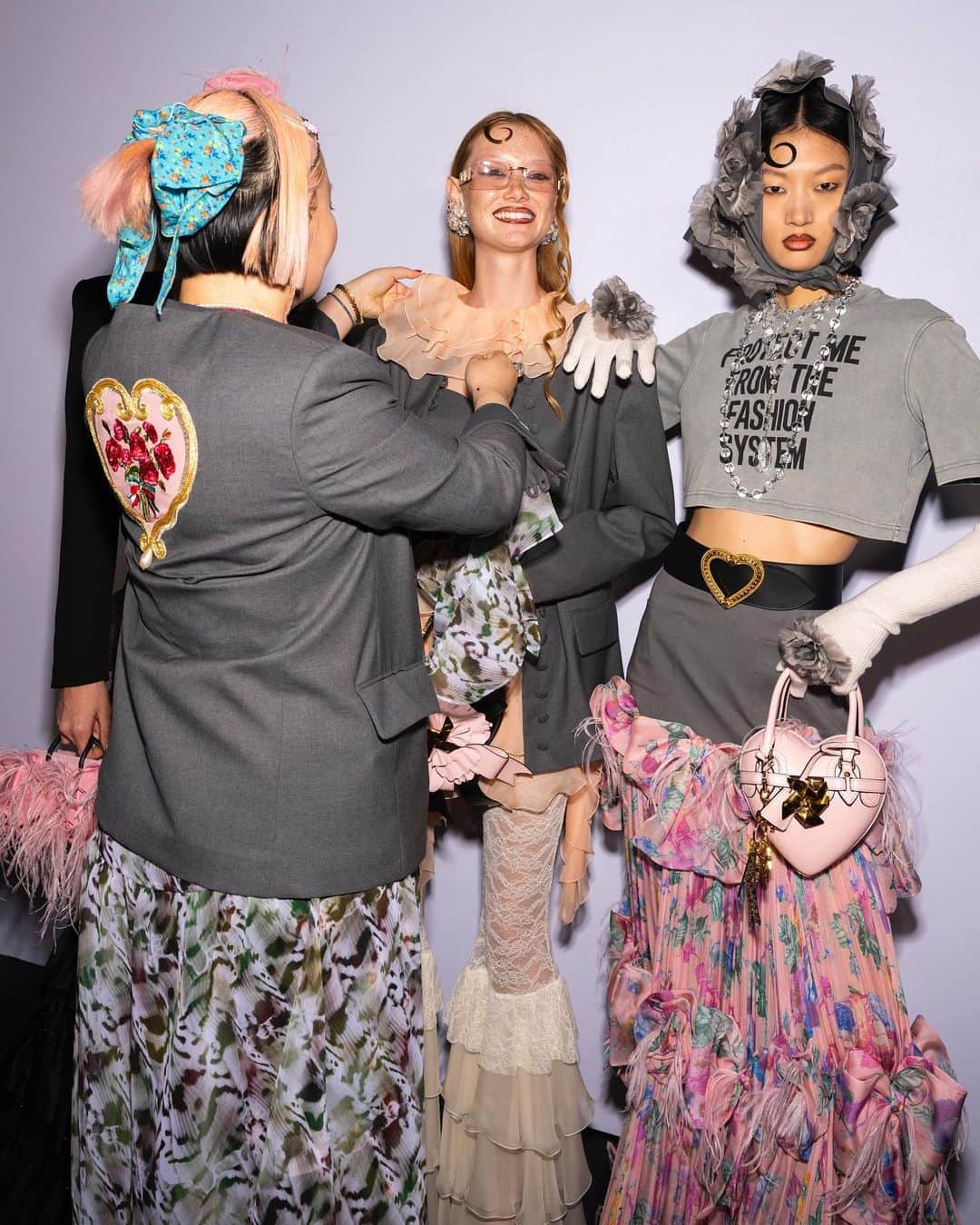 Moschinoさんのインスタグラム写真 - (MoschinoInstagram)「Witness the magic of Moschino 🪄. Take an exclusive look behind the scenes of our runway show, featuring appearances from some familiar fashion faces.  Photos by @jasonlloydevans  #Moschino40Years #MoschinoSS24 #MFW」9月23日 19時38分 - moschino
