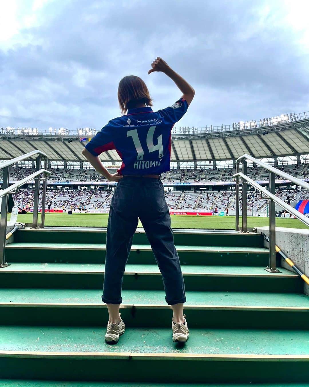 酒井瞳のインスタグラム：「#FC東京 ２５周年おめでとうございます😆  そしてドロンパくんお誕生日おめでとう🎉  お祝いと応援にかけつけたメンバーと  久しぶりに歌ったサマーライオンは  サポーターのみなさんの声援で  盛り上がりすぎた😆✨‼️  そしてみなさんとサマーライオンを歌ってからの逆転勝利✨‼️  盛り上がりすぎた！  勝利ソングになりました！🎉  #fctokyo #味スタ #サッカー #⚽️」