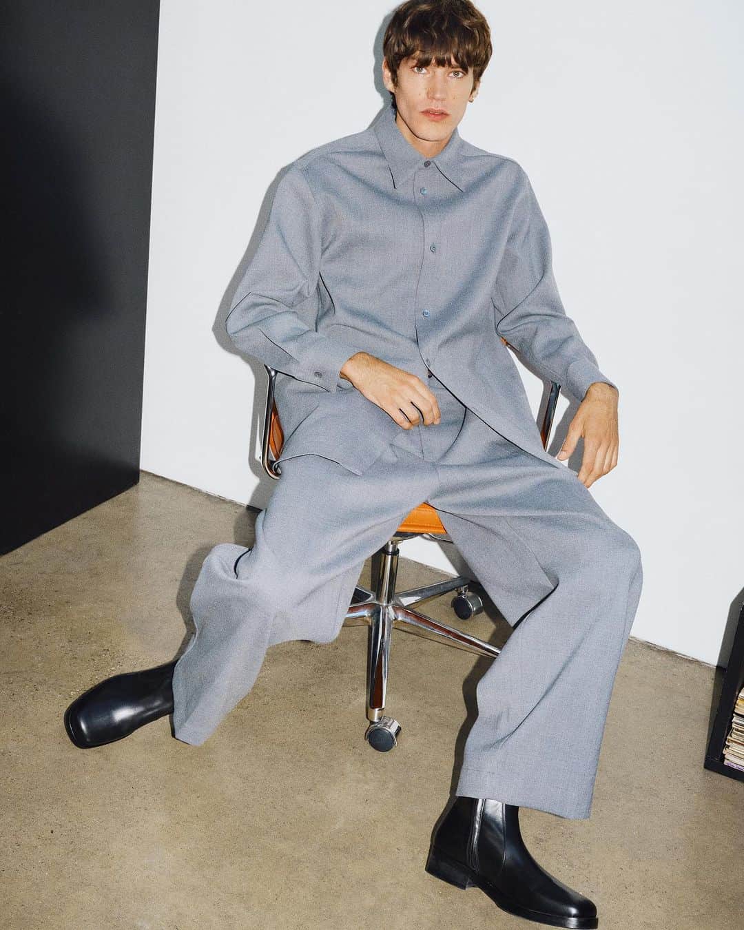 スタジオ ニコルソンのインスタグラム：「NEW SEASON | Our Akako shirt and voluminous Ellis pant in Grey Marl paired with the Square boot | Shot by @matches | #studionicholson」