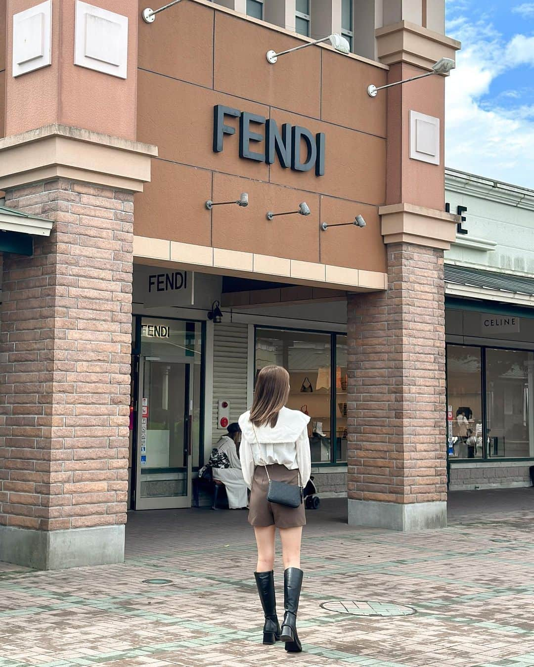 RIEさんのインスタグラム写真 - (RIEInstagram)「【 御殿場 / @gotembapremiumoutlets 】 ⁡ 国内最大級の御殿場アウトレット🛍️ 1年振りに行けて大満足な1日に🫶🏼 ⁡ 朝イチでさわやかの整理券をゲットして (この時点で約240分待ち) お昼過ぎにげんこつハンバーグを食べて みんなでポケモンセンターに行ったり~🚀 ⁡ 御殿場アウトレットは広すぎるので ほぼ1日かけて隅々までまわってる🚶🚶‍♀️ ⁡ この日は入荷日を狙って行ったので いつもより気になるアイテムが多かった😮‍💨🩵🩶 ⁡ ⁡ ⁡ ⁡ #御殿場プレミアムアウトレット #御殿場アウトレット #アウトレット購入品 #さわやかハンバーグ #静岡観光 #outlet #gotenbapremiumoutlet #maisonmargiela」9月23日 19時39分 - rie_tabi