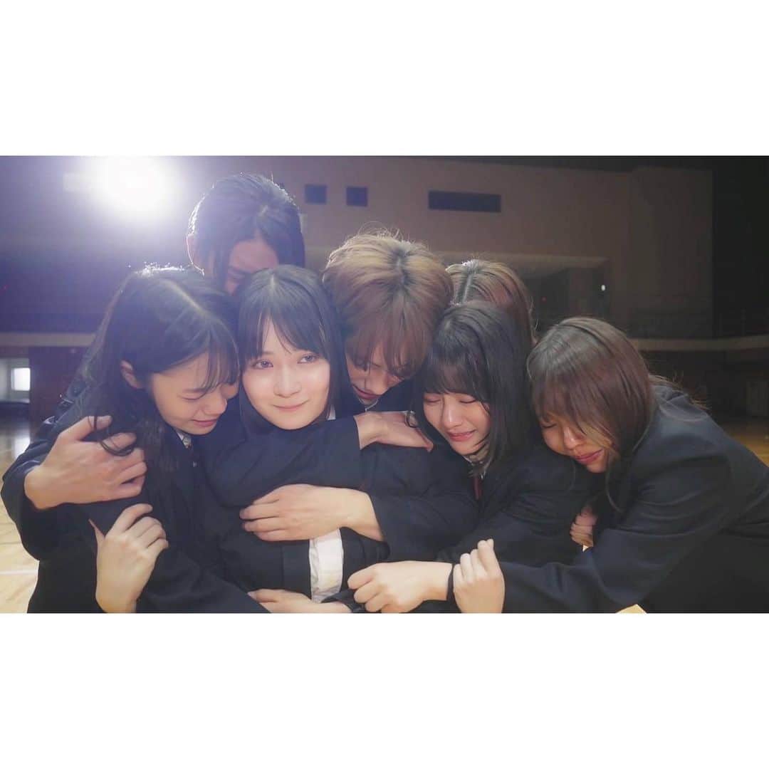 志田こはくのインスタグラム：「⠀  Zドラマ ｢最高の生徒｣最終話  皆で過ごした一生の想いで。 ひかり、本当にありがとう。    撮影期間は、 今この瞬間で感じたことを嘘なくありのままに お芝居し、表現し、 初めての感覚ばかりでした。 これからも強く、お芝居と向き合っていきたいと 思える日々でした！  この作品が皆様にとって、 変わりたいと思う契機となっていたら嬉しいです‪‪。  最後までご覧いただきありがとうございました🏫」