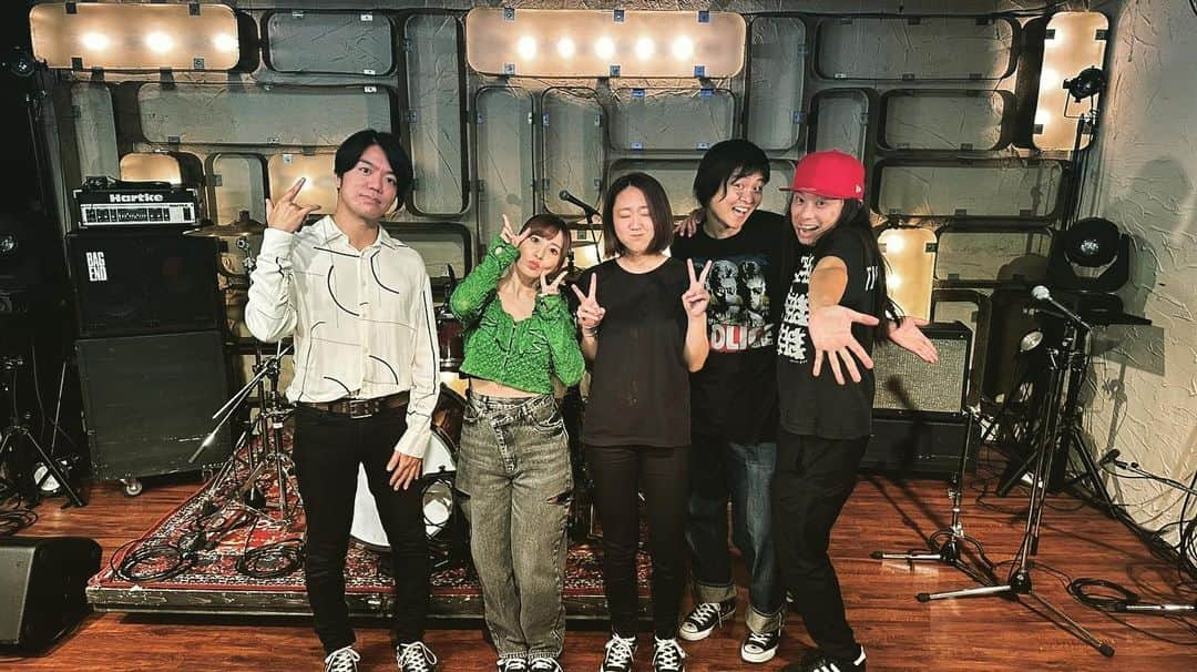 ハジメタルのインスタグラム：「今日は @mezcolanza_band   mezcolanza presents シュラシュラBAR〜vol.5〜秋のリリースパーティー編で 三軒茶屋GrapeFruitMoon。  5月、7月に配信リリースしたことを記念したイベントでした。  2月のワンマンライブの映像を見たり、新曲についてのトークをしたり、少しだけ演奏もしました。  メンバーの個々の仕事、スケジュールもあり半年ぶりに顔合わせたのですが、楽しかったです。  ご来場頂いた皆様ありがとうございました。 お楽しみ頂けたでしょうか？  後日ダイジェスト映像アップするかもしれません。  あと、来年1月ぐらいに何かできればと思っています。 リハーサルに入ったりしたらまたご報告しますね。  カラオケも年内に歌えるように進めておきます。  本日はありがとうございました！  #mezcolanza  #三軒茶屋grapefruitmoon」