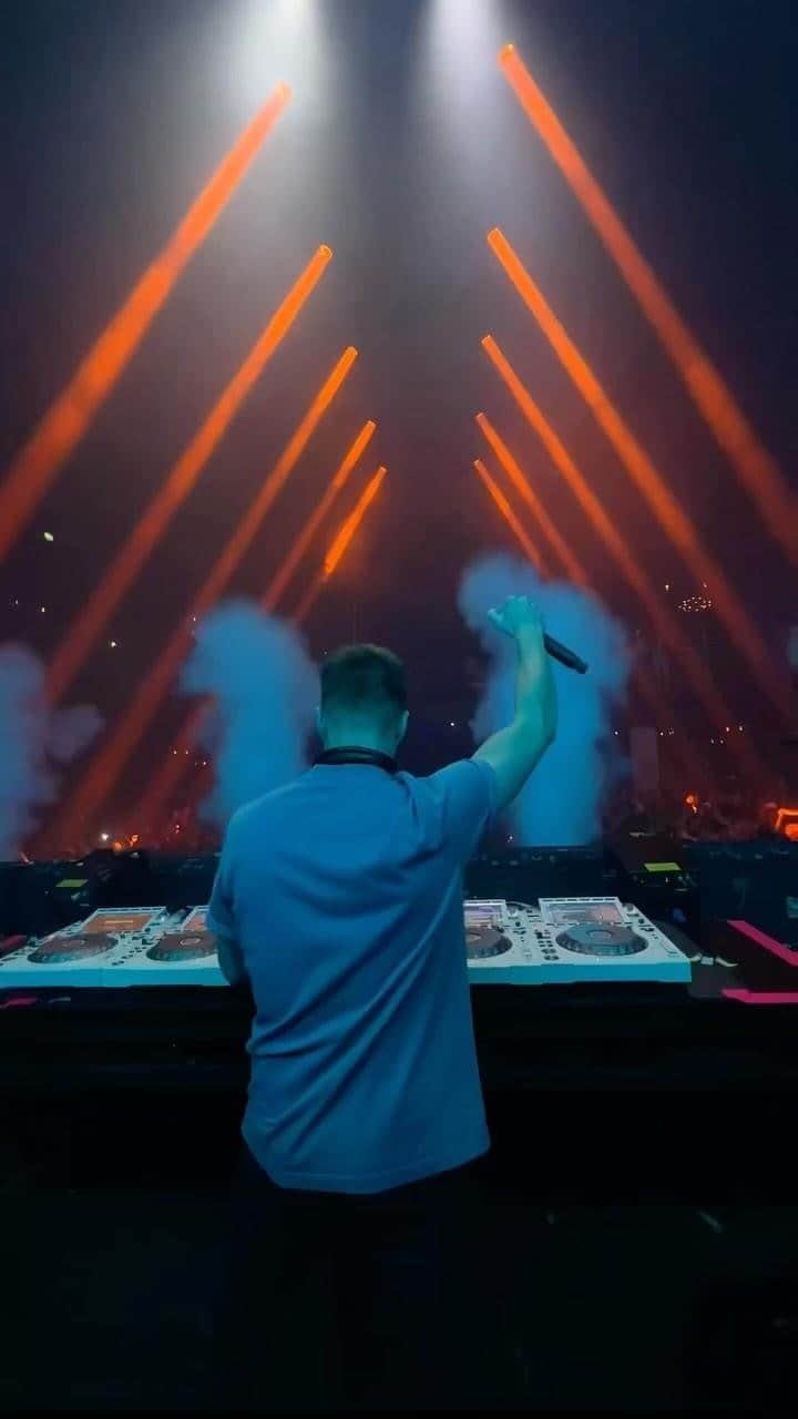 Dannicのインスタグラム：「Proud to announce my latest tune Feel Your Energy is OUT NOW @fonkrecordings 🔋💥😱 #djlife #dannic #feelyourenergy #groove #bigroom #dance #fonk #djset #techno #360 #linkinbio」