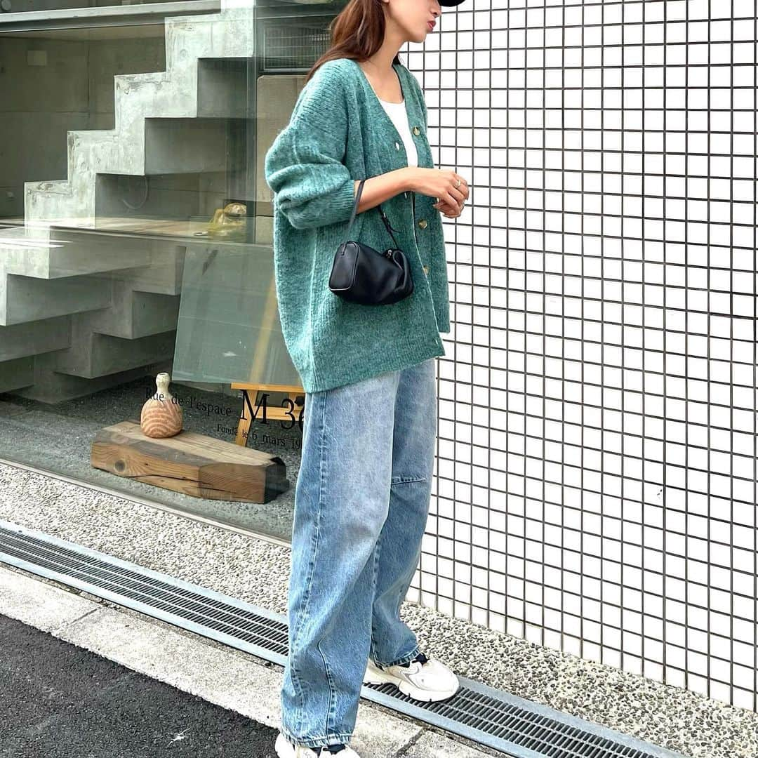 Nagiのインスタグラム：「いい色味 グリーンのカーディガン💚  @ungrid_official の✨  cardigan. #ungrid  bottom. #zara shoes. #lacoste   @ungrid_staffsnap #code#fashion#コーデ#ファッション#カジュアル#カジュアルコーデ」