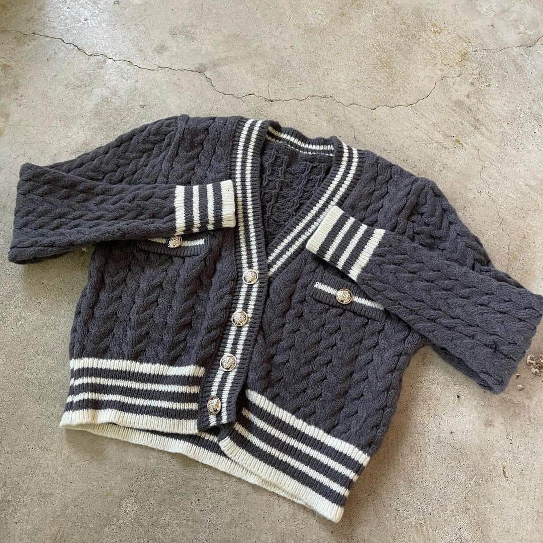 イタフラ（ナチュラル服のイタフラ）さんのインスタグラム写真 - (イタフラ（ナチュラル服のイタフラ）Instagram)「、 @italietofrance_official ☜サブ垢。 （モデル募集中）  ジーユー神アイテムと アイボリーが人気のカーディガンを 合わせてみました🍂  今回はグレーを使いました。 可愛かったです◎  落ち着いたカラーなので大人可愛いコーデにもぴったり。 タンクトップと合わせて軽やかなコーデにも。 よろしくお願いします💨  @italietofrance  ✔︎オータムセール開催中  グレーのカーディガン☞イタフラ デニムパンツ☞イタフラ プリーツパンツ☞しまむら ストレートパンツ☞grl バッグと靴☞ジーユー  #GU#gu購入品 #GUコーデ#gu_for_all #ジーユー#ジーユーコーデ #ジーユー購入品 #ジーユーマニア #ジユジョ #UNIQLO#ユニクロ#しまパト #しまむら#しまむら購入品 #しまむらパトロール #しまむらコーデ#zara #ザラ#grl#grl購入品 #grlコーデ #グレイル #グレイル購入品 #グレイルコーデ #鹿屋#鹿児島#カーディガンコーデ#カーディガンコーディネート #グレーコーデ#グレーコーディネート」9月23日 19時44分 - italietofrance