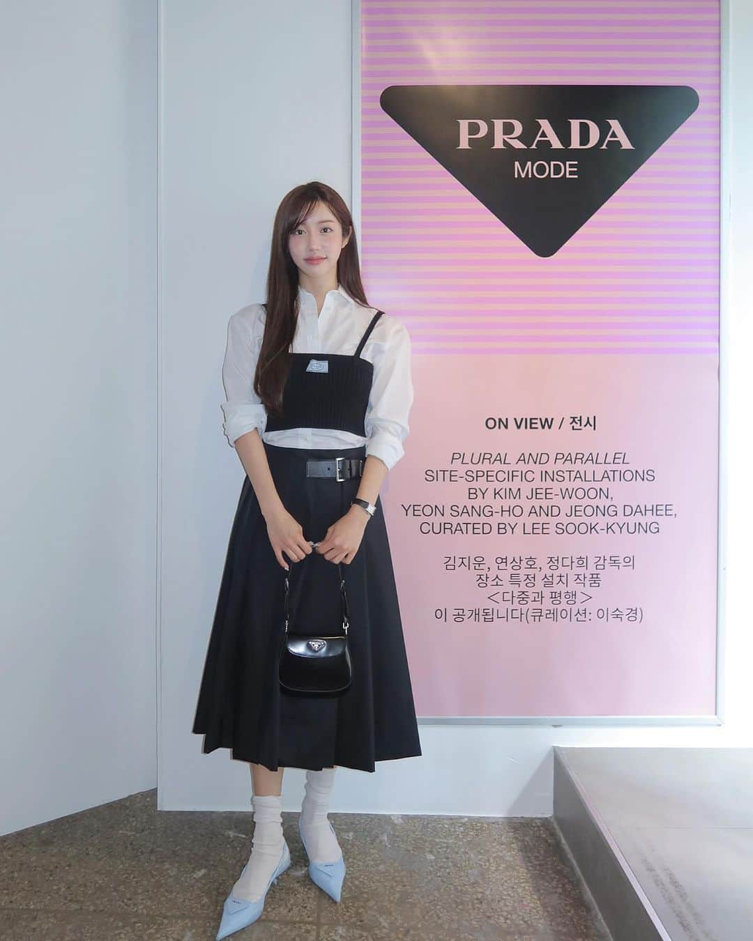 COCO のインスタグラム：「thank you for the invite @prada 너무 늦었지만 더 늦어지기 전에 올리는 프라다 모드 전시🫶🏻 너무 특별했다🖤 #prada #프라다모드」