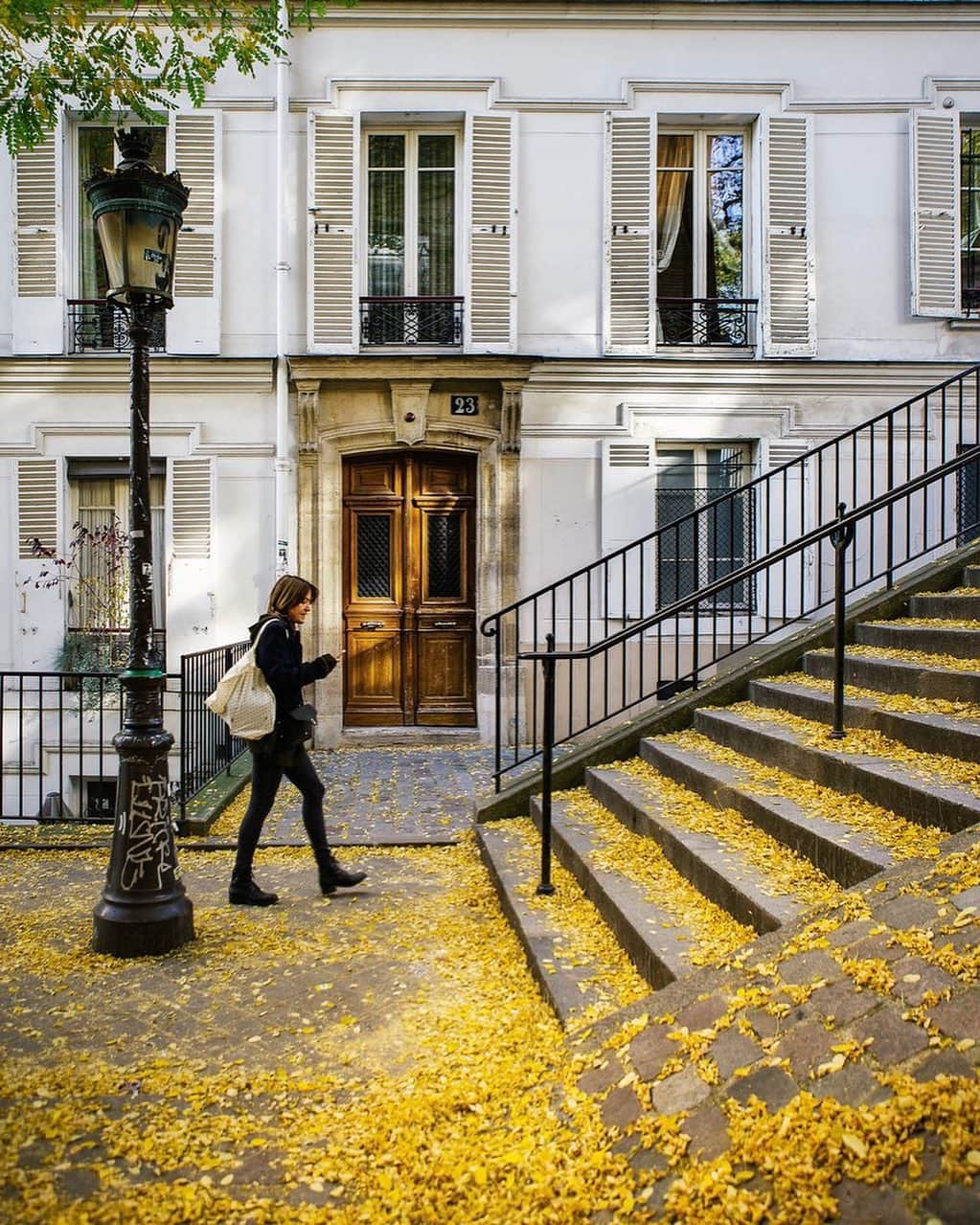 My Little Parisのインスタグラム：「Aujourd’hui, l’automne signe officiellement la feuille de présence. 🇬🇧: From today, autumn won’t leaf us alone. (📸: @passionpassport)」