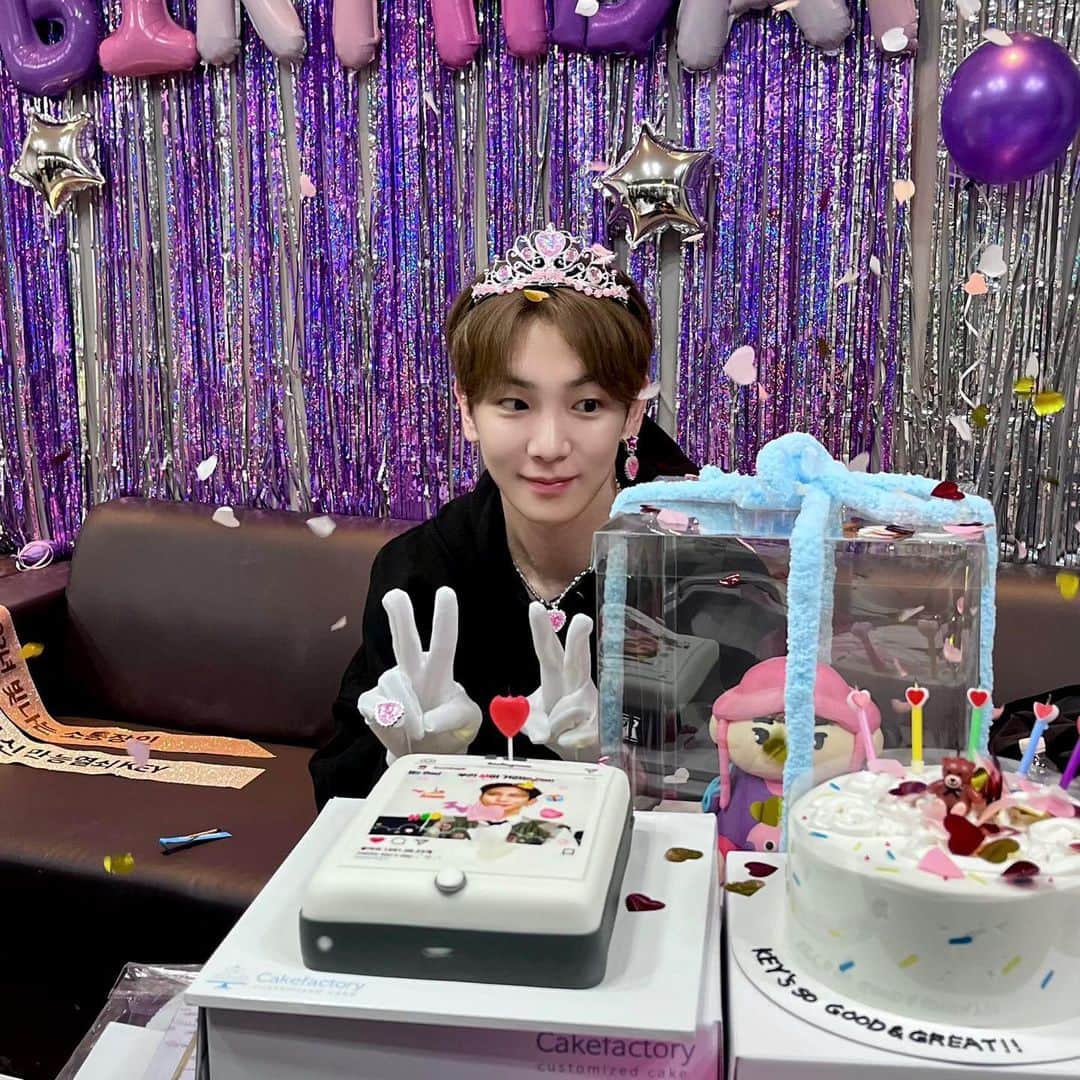 SHINeeのインスタグラム：「#HappyKEYday 🎂  Good & Great birthday👍🏻 Thank you to everyone for all the congrats🩵  #KEY #키 @bumkeyk  #SHINee #샤이니」