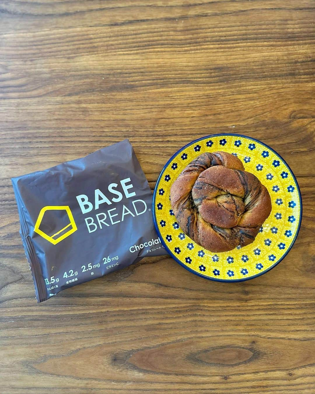 福本沙織さんのインスタグラム写真 - (福本沙織Instagram)「BASE FOODさんにご提供いただいた Cookie &Breadたち🍪🥐 私はチョコパンの味が好き🤭 パッケージの裏に栄養表記もされてるし、 これだけ栄養が入ってるんだと思うと 筋トレみたいな感じで身体に栄養が入ってるを 脳で実感できて嬉しい🤭笑  #basefoodlife #pr #basefood #ベースフード #栄養バランス #栄養補給 #食物繊維 #高たんぱく質 #低糖質パン」9月23日 19時47分 - saoriiinu918