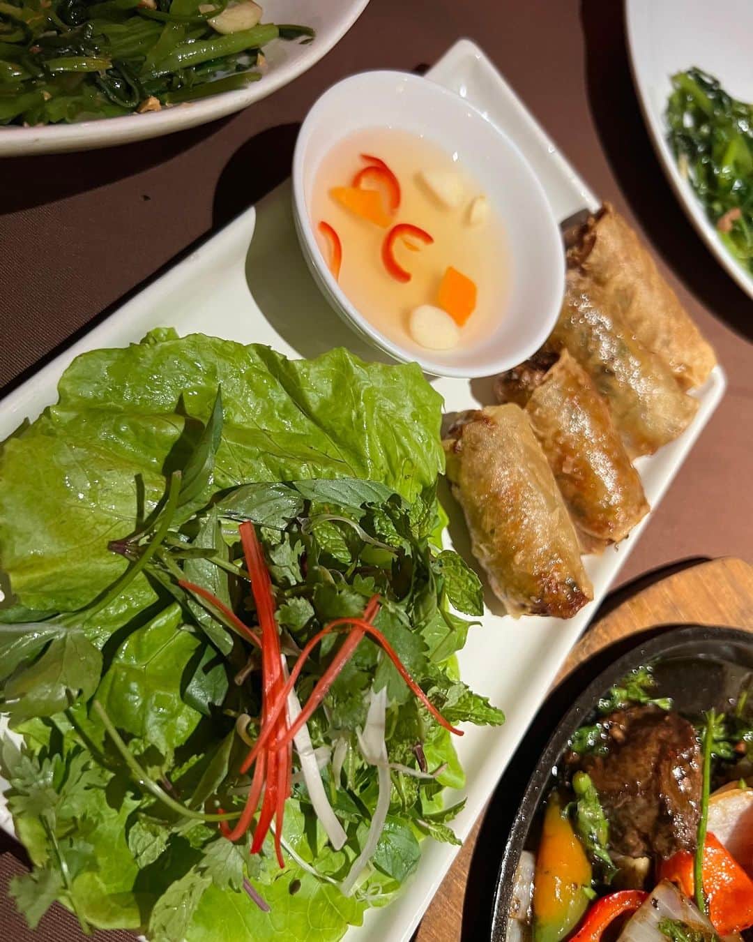 川戸沙羅さんのインスタグラム写真 - (川戸沙羅Instagram)「ホテルの方に川沿いの席を予約して貰えたのでランタンが浮かぶ綺麗な景色を楽しみながら🏮 どのお料理もがハズレがない凄く美味しいレストランでした😋🙏  #morninggloryoriginal #vietnamtrip #hoian #ホイアン #ベトナム旅行」9月23日 19時48分 - sara_shirasawa