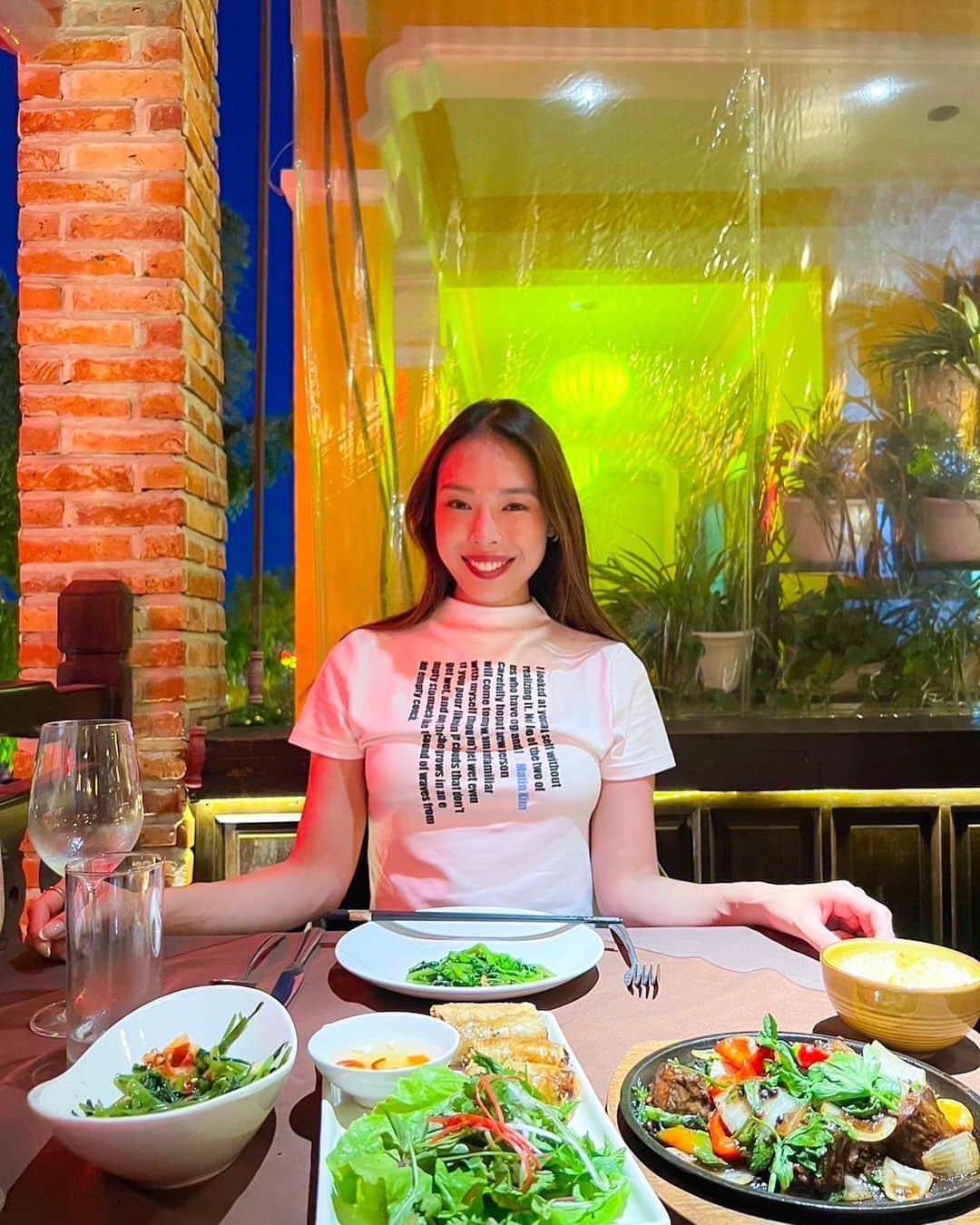 川戸沙羅さんのインスタグラム写真 - (川戸沙羅Instagram)「ホテルの方に川沿いの席を予約して貰えたのでランタンが浮かぶ綺麗な景色を楽しみながら🏮 どのお料理もがハズレがない凄く美味しいレストランでした😋🙏  #morninggloryoriginal #vietnamtrip #hoian #ホイアン #ベトナム旅行」9月23日 19時48分 - sara_shirasawa