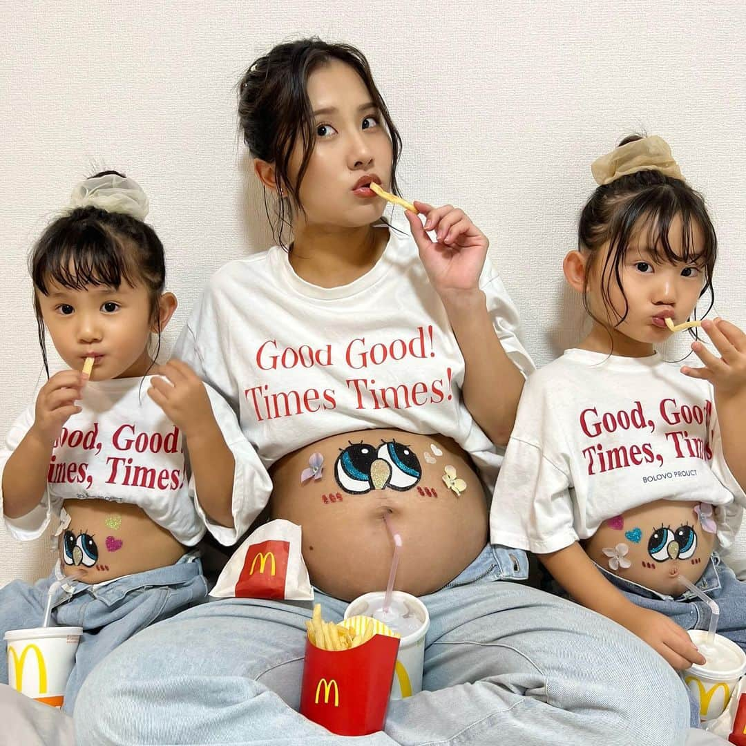 みおなぎのインスタグラム：「🤰🏻🤍 ㅤㅤㅤㅤㅤㅤㅤㅤㅤㅤㅤㅤㅤ ㅤㅤㅤㅤㅤㅤㅤㅤㅤㅤㅤㅤㅤ パパは腹チラNGらしいので 3人でマタニティフォトを撮りました🤣❤️ ㅤㅤㅤㅤㅤㅤㅤㅤㅤㅤㅤㅤ Instagramのおすすめ?で見かけて 絶対撮りたい！と思ってたやつ🥹🍟 ㅤㅤㅤㅤㅤㅤㅤㅤㅤㅤㅤㅤㅤ 可愛すぎる〜🥤お気に入り♡ ㅤㅤㅤㅤㅤㅤㅤㅤㅤㅤㅤㅤㅤ 2枚目はみおかのジュースがストローから 少し漏れてて「おへそ息してるwww」って 笑ってるところ😂 ㅤㅤㅤㅤㅤㅤㅤㅤㅤㅤㅤㅤㅤ ㅤㅤㅤㅤㅤㅤㅤㅤㅤㅤㅤㅤㅤ お目目ステッカー👀 @toantoan1130  ㅤㅤㅤㅤㅤㅤㅤㅤㅤㅤㅤㅤㅤ ㅤㅤㅤㅤㅤㅤㅤㅤㅤㅤㅤㅤㅤ  #みおなぎチャンネル #みおなぎのいる暮らし #みおなぎコーデ #キッズファッション #キッズコーデ #姉妹コーデ #親子コーデ #マタニティ #マタニティフォト #マタニティコーデ #第三子妊娠中 #妊娠9ヶ月 #妊婦 #maternity #maternityphotography」