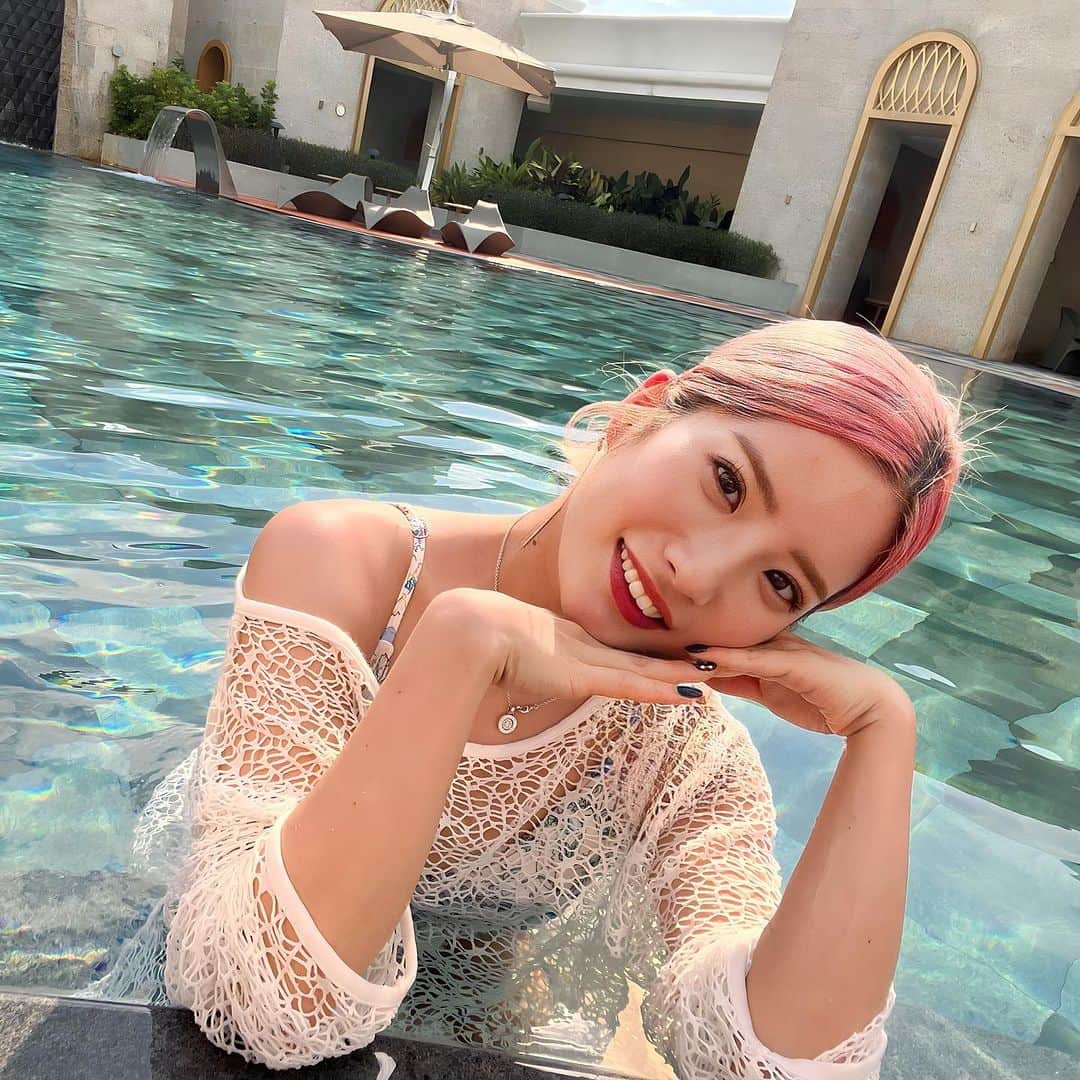 でっぱりんのインスタグラム：「年々顔がキツくなってく、、、 @okadamanila_official_japan  楽しかったぁ🫶🏻🫶🏻🫶🏻😊 #オカダマニラ #フィリピン #セブ島 #旅行 #海外移住 #移住 #海外 #女の子ママ #ママ #女の子 #ママコーデ #プール」