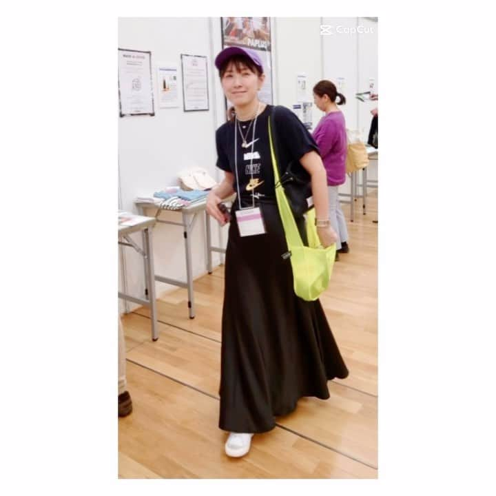 megumi matsuoのインスタグラム：「… ひさびさのコーデ  NIKEのTシャツ 一目惚れで即購入♡♡♡  買ったあと 楽天でも安く売ってるを知る 3,000円しないwww  CapCutのテンプレート Rihannaの曲が懐かしい件  #松潤コーデ#モノトーンコーデ#nike#nike好き#3児ママ#アラフィフ#ママ#40代#45歳#キャップコーデ#キャップ女子#低身長コーデ#153cmコーデ」