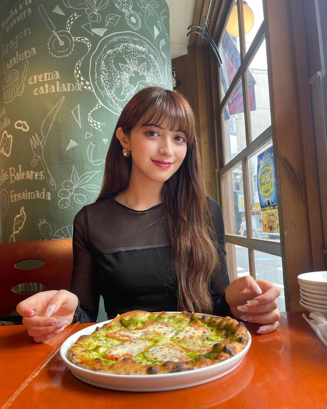 エブラヒミ椎菜のインスタグラム：「🍕🌞✨️🇮🇹  今日大人っぽいね〜って沢山褒めて頂きましたが 飲んでいるのはマンゴージュースなのです  skirt: @junoah_official   #junoah #junoahコーデ #タイアップ #秋コーデ #ロングスカート #instagram #instagood #instalike #ootd #좋아요그램 #좋아요반사 #좋아요테러 #좋반 #오오티디룩#いいね返し #단발머리 #미용실 #데일리룩 #머리스타그램 #좋아요폭탄 #팔로우미 #셀카 #셀끼꾼 #01년#01」
