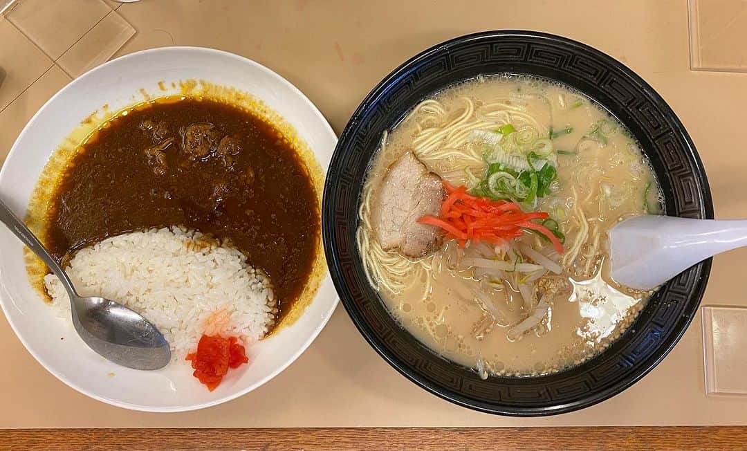 なごむのインスタグラム：「※ いつかの。  とんこつラーメンとミニカレー。  #あわせて690円」