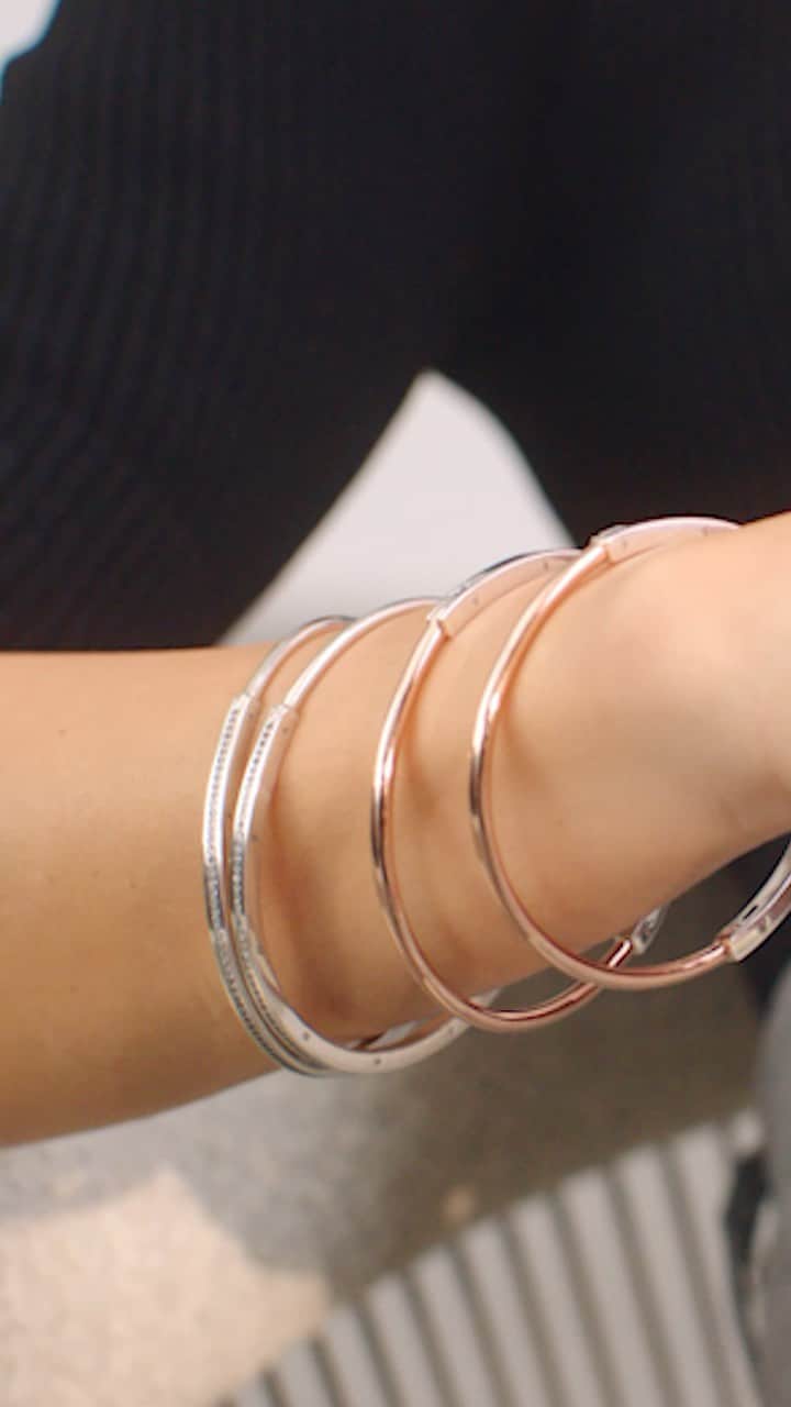のインスタグラム：「What’s better than one bangle? A whole stack, of course. ⚪️ #PandoraJewellery #PandoraSignature #Pandora」