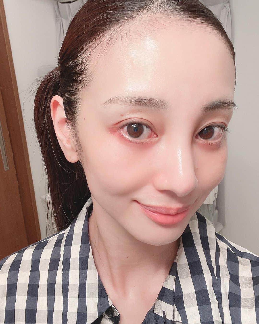 のインスタグラム：「フェイシャルで初めての 幹細胞のピーリング🌿 ・ ピーリングといってもスクラブ感はなく、しばらく塗布してして優しく撫でるだけのもの🪽 ・ 今日は、幹細胞でクレンジングや 導入もしてもらい、最後にハンドで デコルテまでマッサージ💆‍♀️ ・ このコース好きかも❣️ 肌がツルっとした✨✨ ・ @chamarila0801  ・ ・ ・ #フェイシャル #エステ #美容 #アンチエイジング　 #幹細胞 #アラフォー #乾燥肌 #艶肌 #ツヤ肌  #木下ココ」