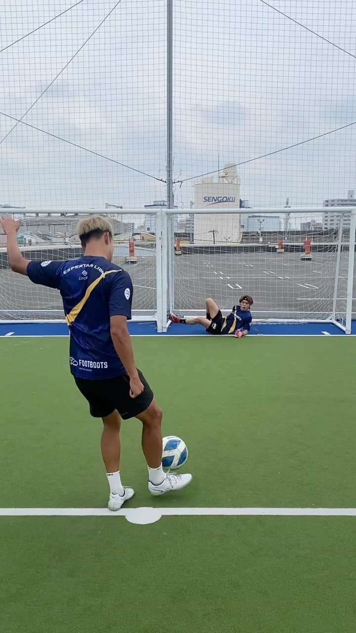 マキヒカのインスタグラム：「FOOTBALL🔥PK💪NICE GK 🧤 #GK #football #goalkeeper #サッカー #soccer #training #footballskills #PK」