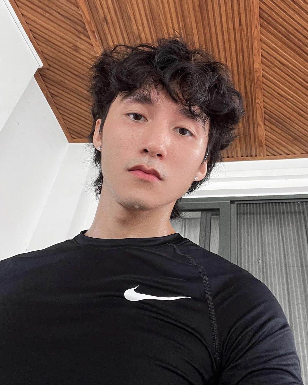 ソン・トゥンM-TPのインスタグラム：「Tinh thần thể dục thể thao hết mình cuối tuần nhoéeeeee  💪🏼  Để mà nói thì ….. QUÁ MỆT …. 🥵」