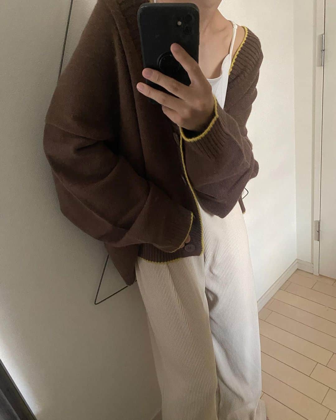 のインスタグラム：「・​ ​ 肌触りやわらかでもっちりしてる​ ニットカーディガン🧶​ オーバーサイズでゆるっと着れてかわいい🐶​ ​ @classicalelf_official  #classicalelf #クラシカルエルフ #エルフコーデ #タイアップ​」