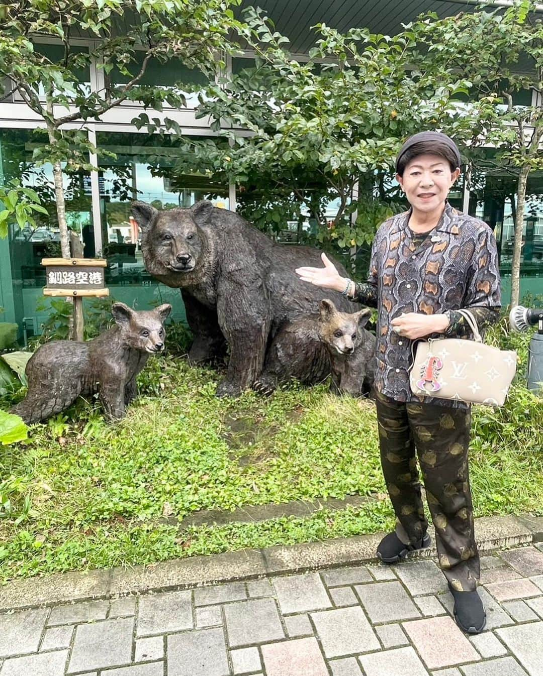 美川憲一さんのインスタグラム写真 - (美川憲一Instagram)「ど〜も〜 美川よ〜  明日は、 のど自慢よ〜 12:15から、 NHKで生放送よ〜  北海道根室市まで来たわ〜 写真は、 釧路空港と 厚岸の道の駅よ〜  明日出場の皆様 頑張るのよ〜  #美川憲一 #のど自慢 #北海道 #根室市 #厚岸 #NHK #新浜レオン #廣瀬智美アナウンサー(司会) #白戸達也(鐘)」9月23日 20時04分 - kenichimikawa_official