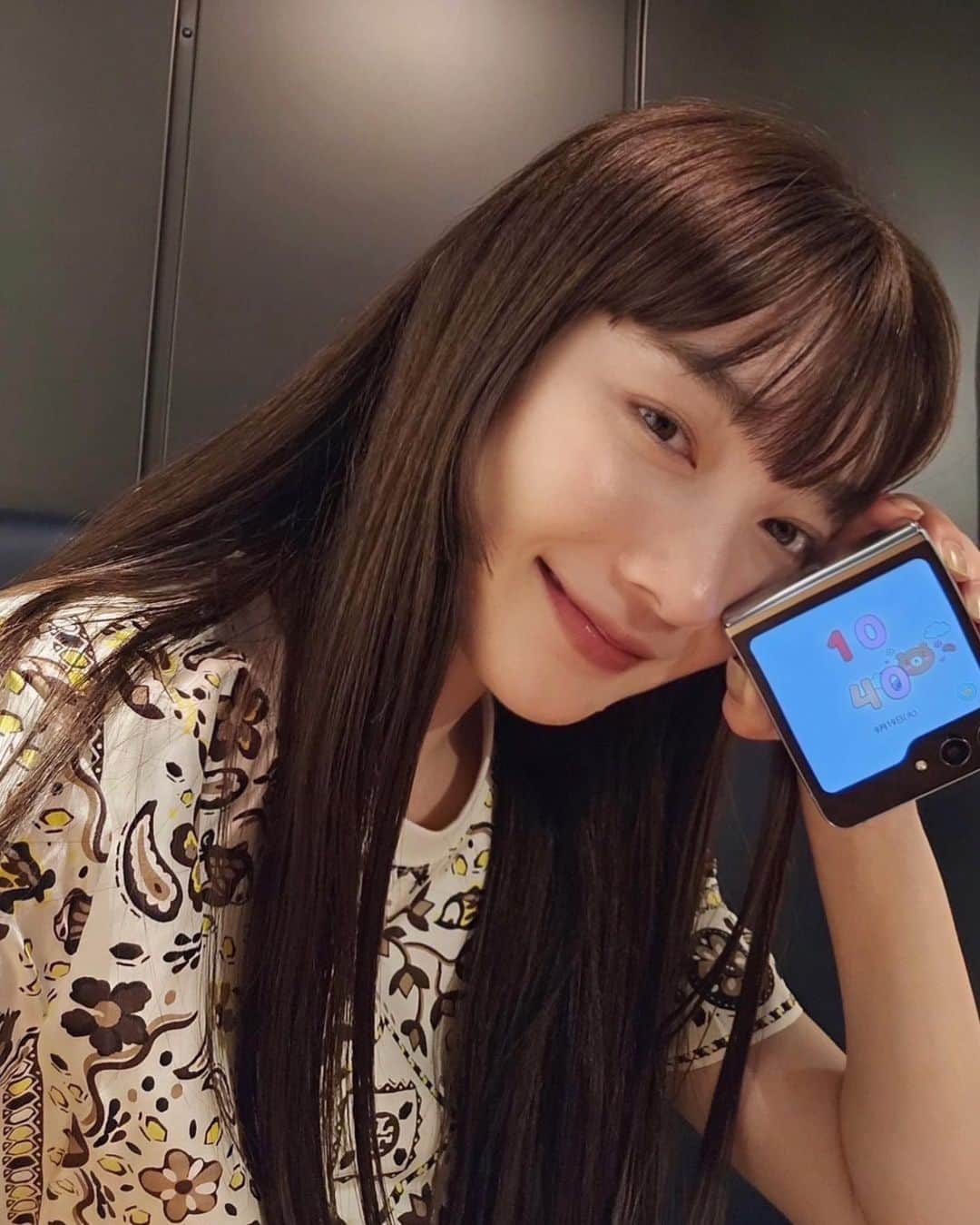 新野尾七奈のインスタグラム：「Galaxy Z Flip5で楽しめる着せ替え📱🐻 Galaxy Themesを使うと携帯も着せ替えできちゃう！ とっても簡単に設定できるから自分のファッションによっても気分によっても ついつい変えちゃう👗💭💗   自分の気分は小さい所から自分で上げてこう⤴🌟  @samsungjpn @samsungwithgalaxy #TeamGalaxy #GalaxyZFlip5 #withGalaxy #Galaxyのある生活 #JoinTheFlipSide #ad」