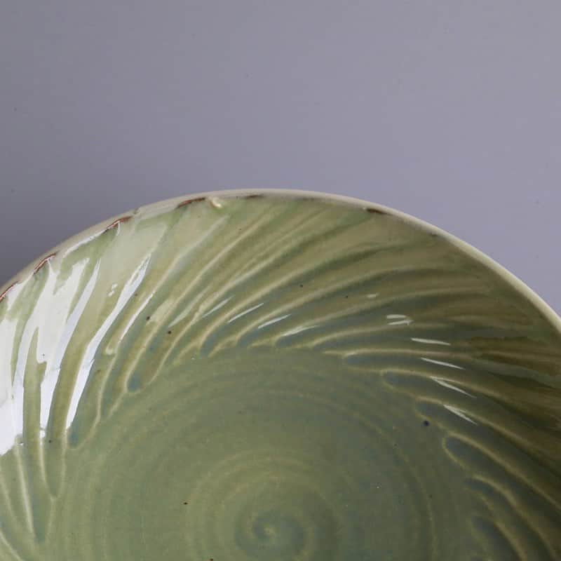 moyaisさんのインスタグラム写真 - (moyaisInstagram)「沖縄でオーグスヤーと呼ばれる緑釉を使い、縁のしのぎで動きを出した、海のようなうつわ。オリジナルで製作をお願いした8寸皿も最後の一枚となりました。ぜひご覧ください。  #yaora #美しい暮らしの良品  #沖縄 #やちむん  #陶器 #うつわ #lifestyle」9月23日 19時58分 - yaora.life
