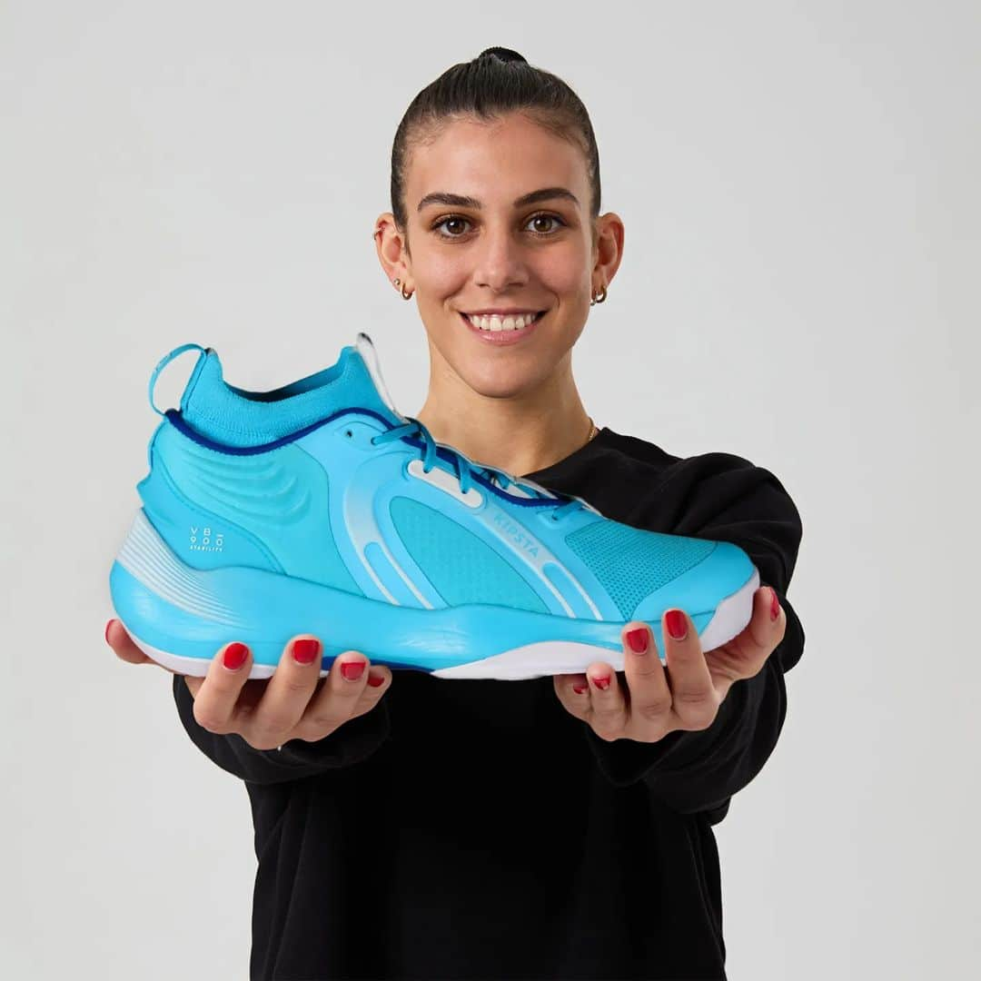 アレッシア・オッロのインスタグラム：「VB900 Stability la scarpa co-creata con @alessiaorro8 è perfetta per tutti i giocatori che hanno bisogno di grip e stabilità 👟 - ⬅️➡️suola più larga della media ❌ inserto per prevenire la torsione della suola 🧦 tomaia a calzino . . . #kipsta_volleyball #decathlonvolleyball #decathlon #VB900 #shoes #volleyballshoes #changevolleyball #vollyball #volley #stability #alessiaorro #cocreation #collab #decathlonitalia」