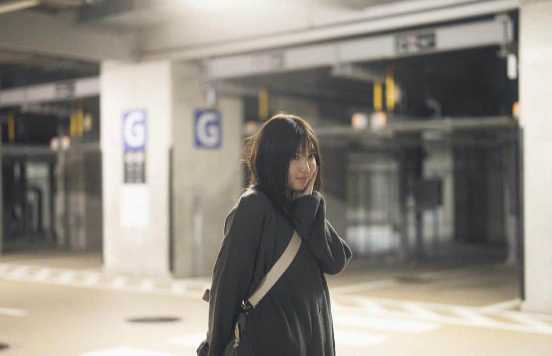 のインスタグラム：「涼しくなってきましたね。窓を開けて寝ているのですが、朝方のひんやりとした空気で目を覚ますのが好きです。布団を深くかぶり直して、また眠りにつくのが幸せのひとつです。雨が入り込んできた時はガチギレしてます。天気とは中々に難しいものですね。」