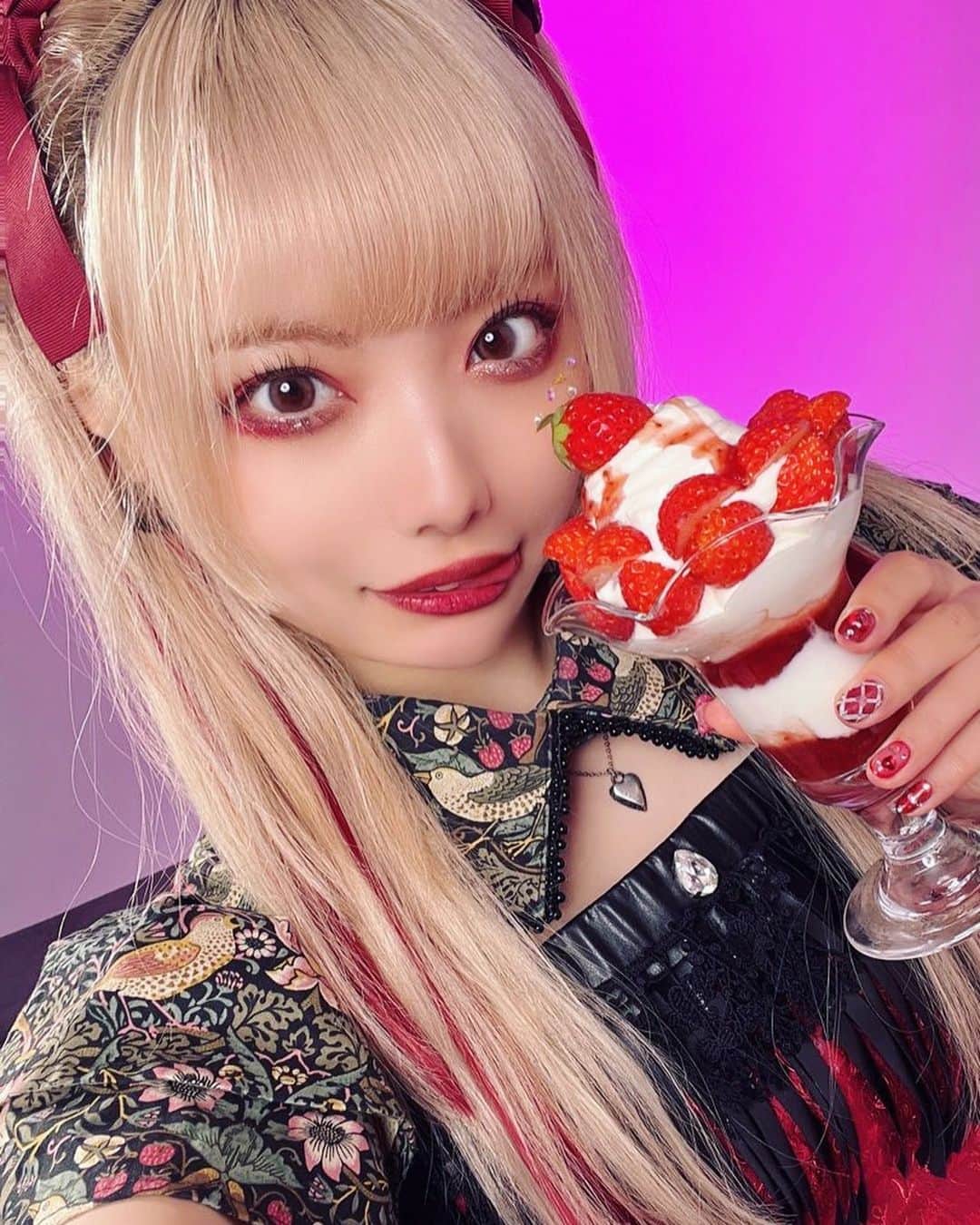 藍染カレンさんのインスタグラム写真 - (藍染カレンInstagram)「❤️ラメラメ真っ赤な刺激でいたい❤️  🍓いちご完全犯罪🍓 MVみてくれた？♥︎  まさよさんのぱふぇに靖子さんがぐちゅぐちゅしてくれたいちごの腕、手作りのかわいいの中でとびきり可愛くなれて幸せでした。 突き抜けるかわいいは執着と狂気？ 浴びて召し上がれ❤️」9月23日 19時59分 - karen_aizome