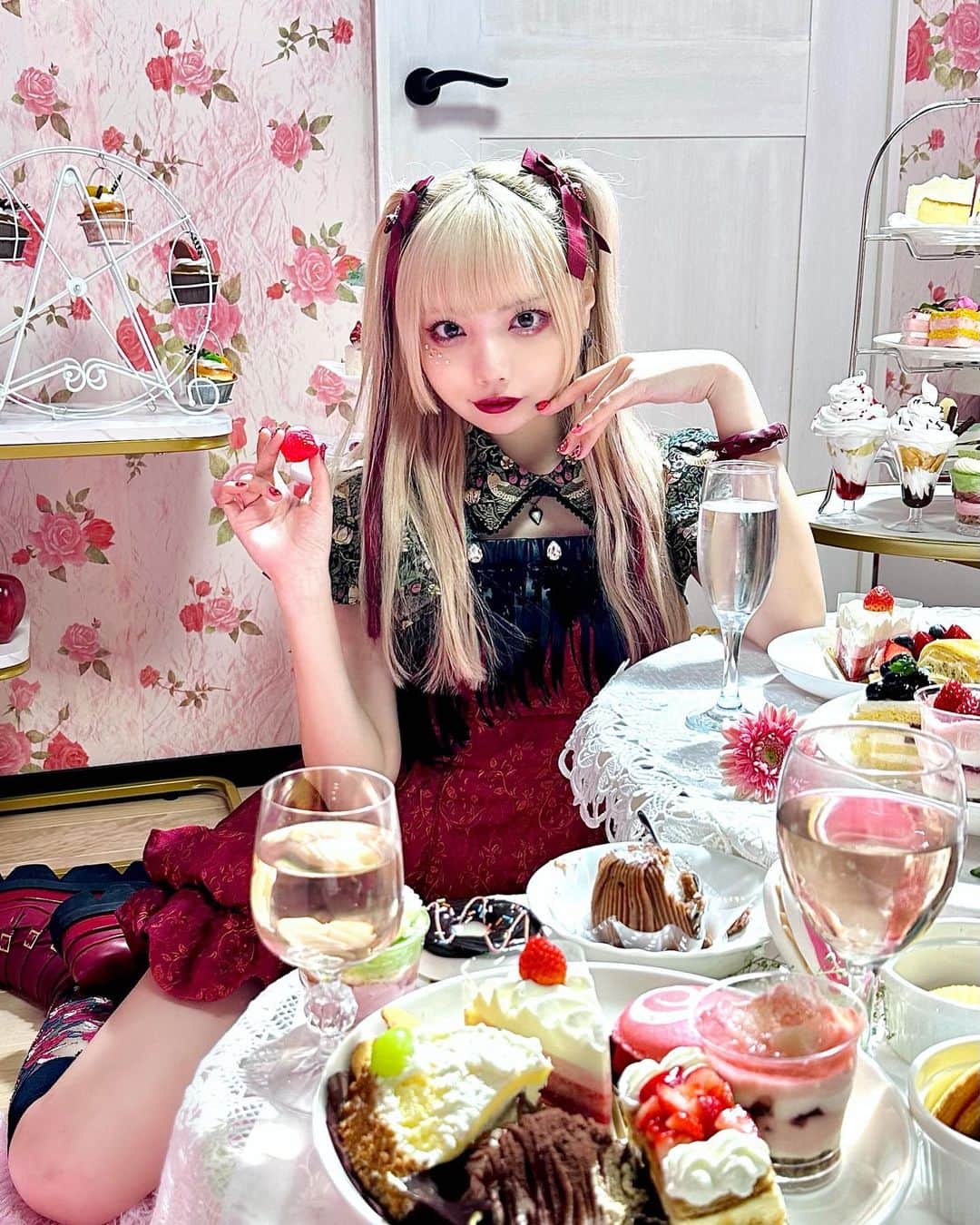 藍染カレンのインスタグラム：「❤️ラメラメ真っ赤な刺激でいたい❤️  🍓いちご完全犯罪🍓 MVみてくれた？♥︎  まさよさんのぱふぇに靖子さんがぐちゅぐちゅしてくれたいちごの腕、手作りのかわいいの中でとびきり可愛くなれて幸せでした。 突き抜けるかわいいは執着と狂気？ 浴びて召し上がれ❤️」