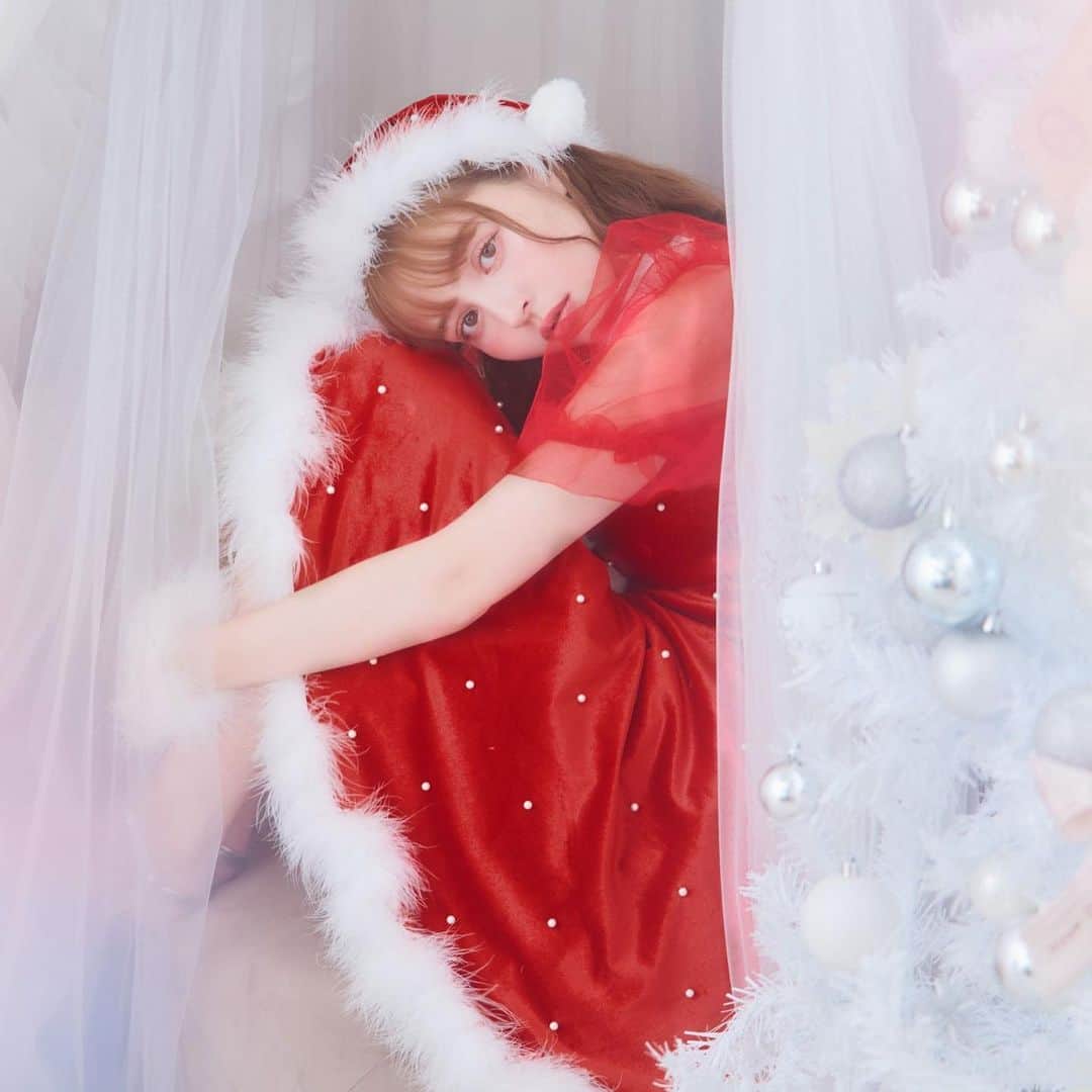 シュガーさんのインスタグラム写真 - (シュガーInstagram)「.  23' サンタコス第2弾🎄🦌 加藤ナナが着る、チェックツイードサンタ❤  🔍ベロアパールフレアスカートサンタ No. SS110YNdzj  毎年クオリティの高いサンタコスを発売するのはsugarだけ🎄🎁 トレンドサンタは早めに抑えておこ🧸🎈  #サンタコスチューム #サンタコスプレ #クリスマス #クリスマスイベント #クリスマスパーティー #コスプレ通販」9月23日 19時59分 - dress_sugar